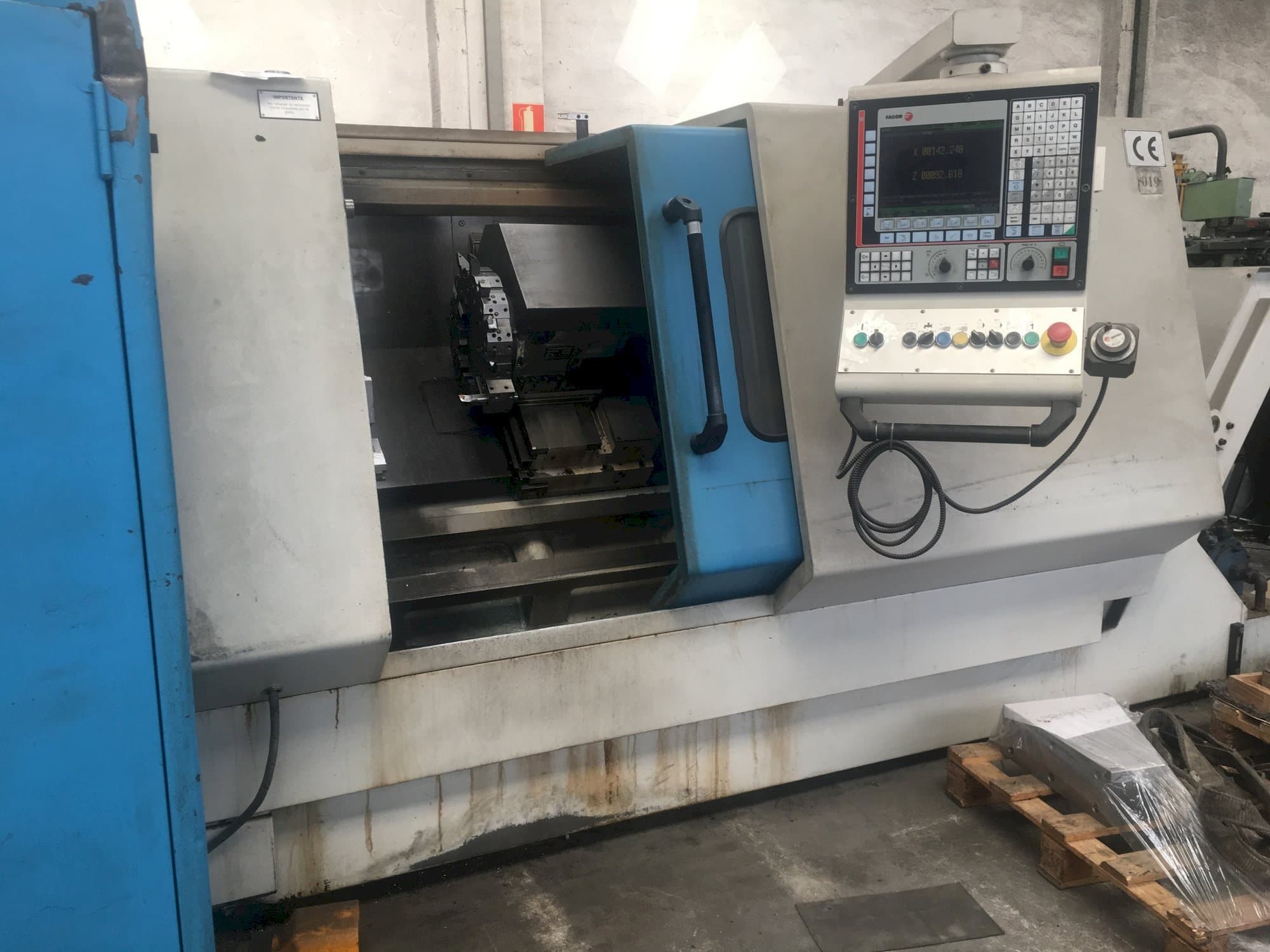 Frontansicht der Lealde TCN10-L  Maschine