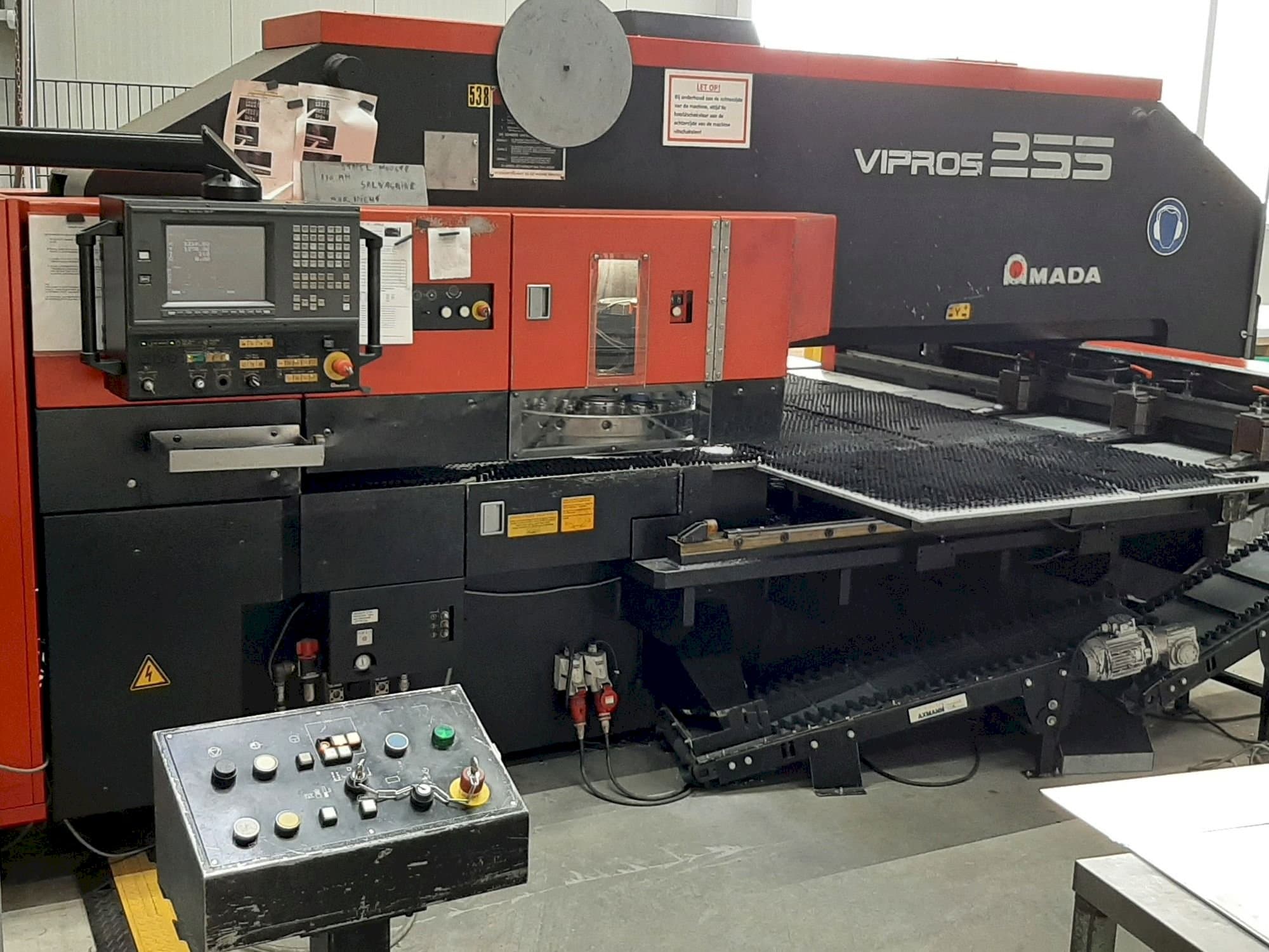 Frontansicht der AMADA VIPROS 255  Maschine
