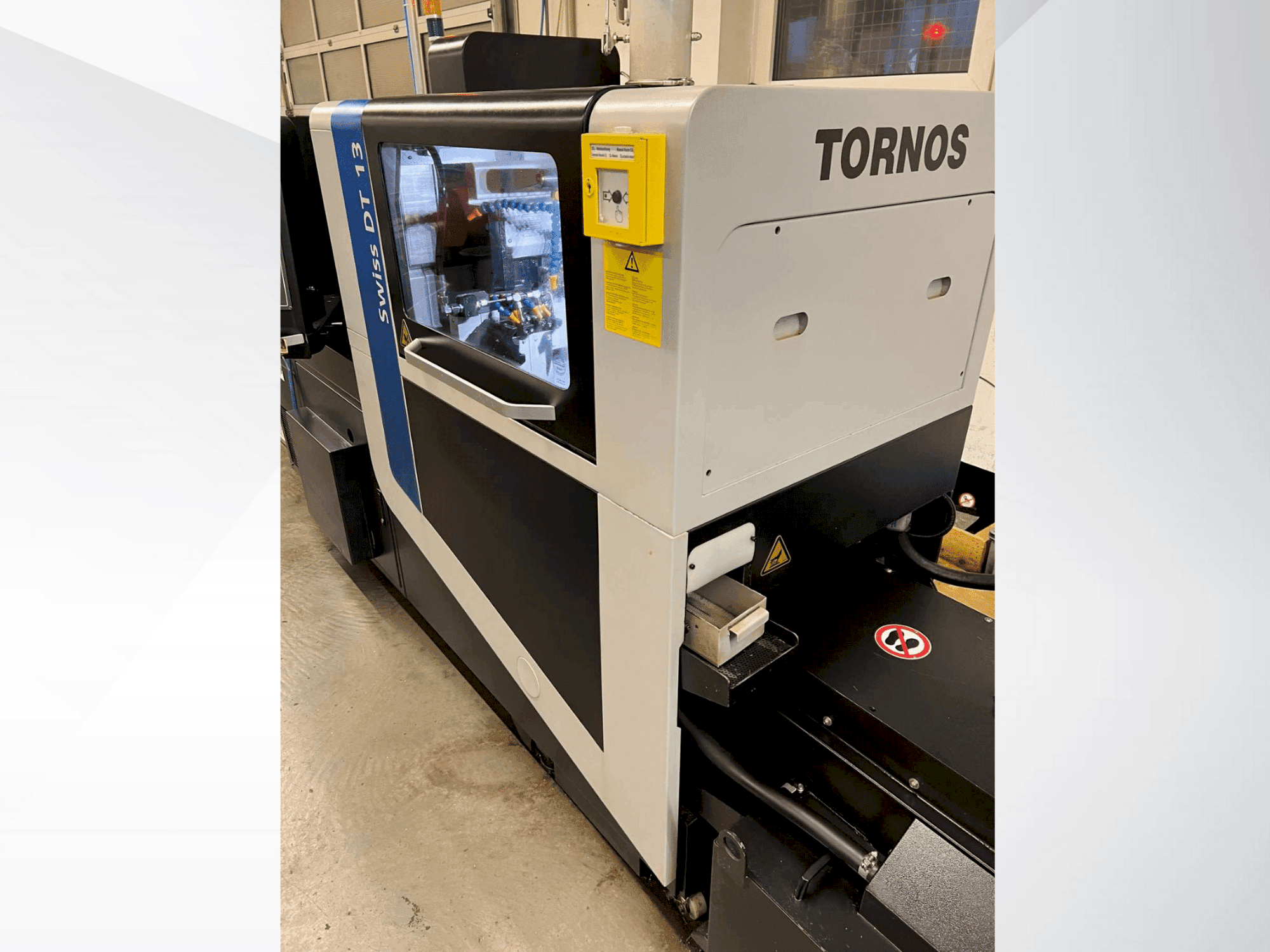 Frontansicht der Tornos Swiss DT 13 Maschine