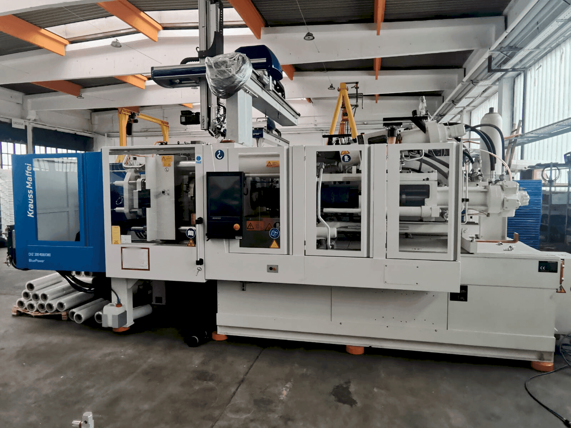 Frontansicht der Krauss Maffei 200-1000-380 CX Z  Maschine