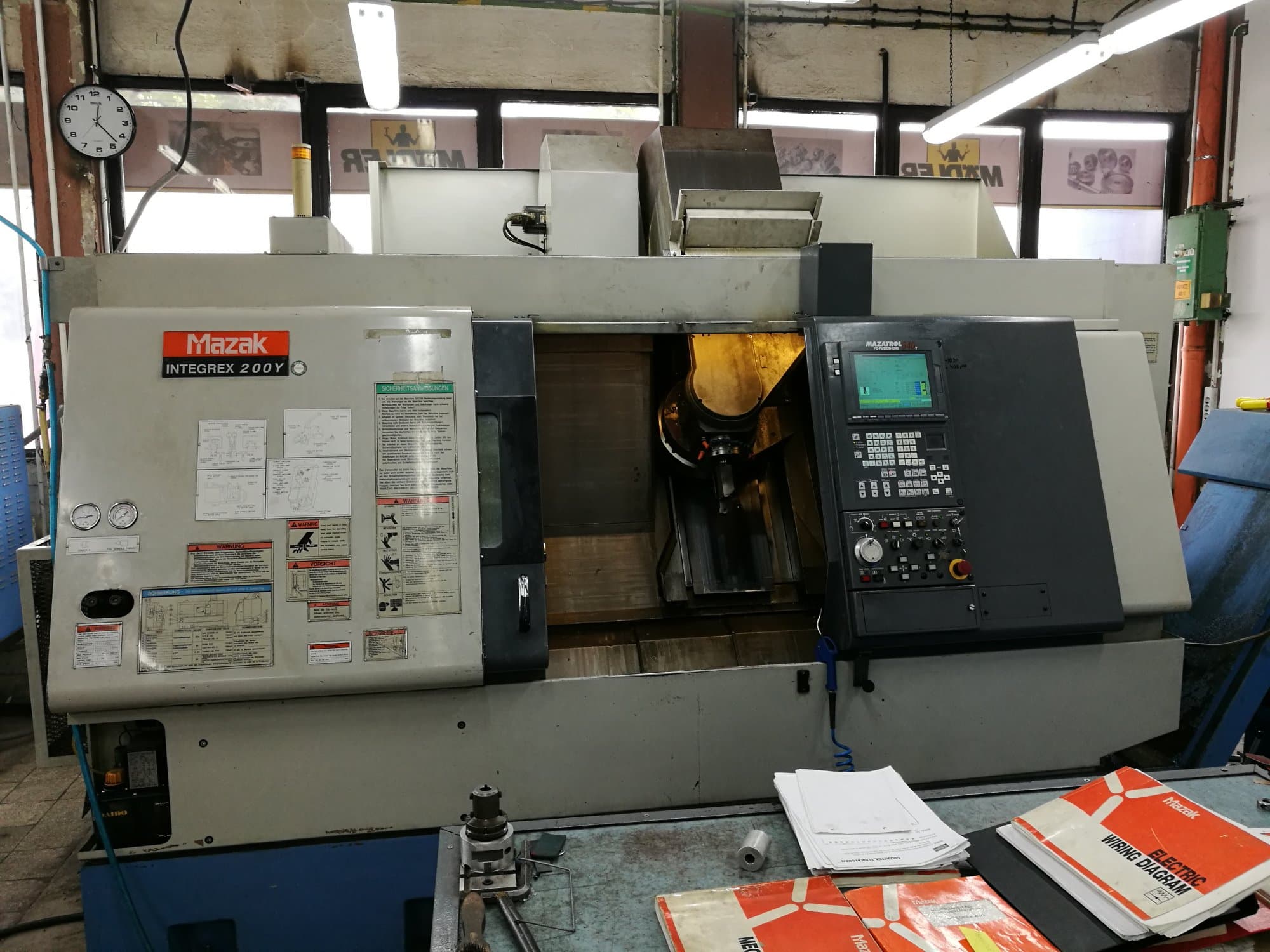 Frontansicht der Mazak INTEGREX 200Y Maschine