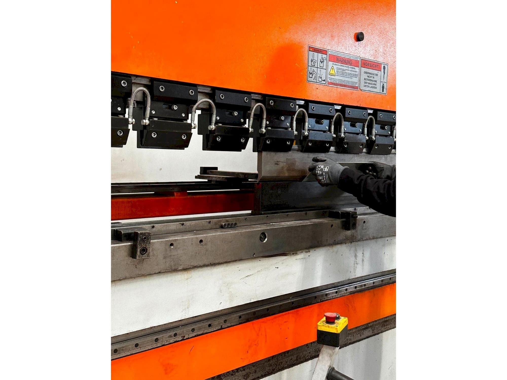 Linke Seitenansicht der ERMAKSAN SPEED-BEND PRO 51000 X 400  Maschine