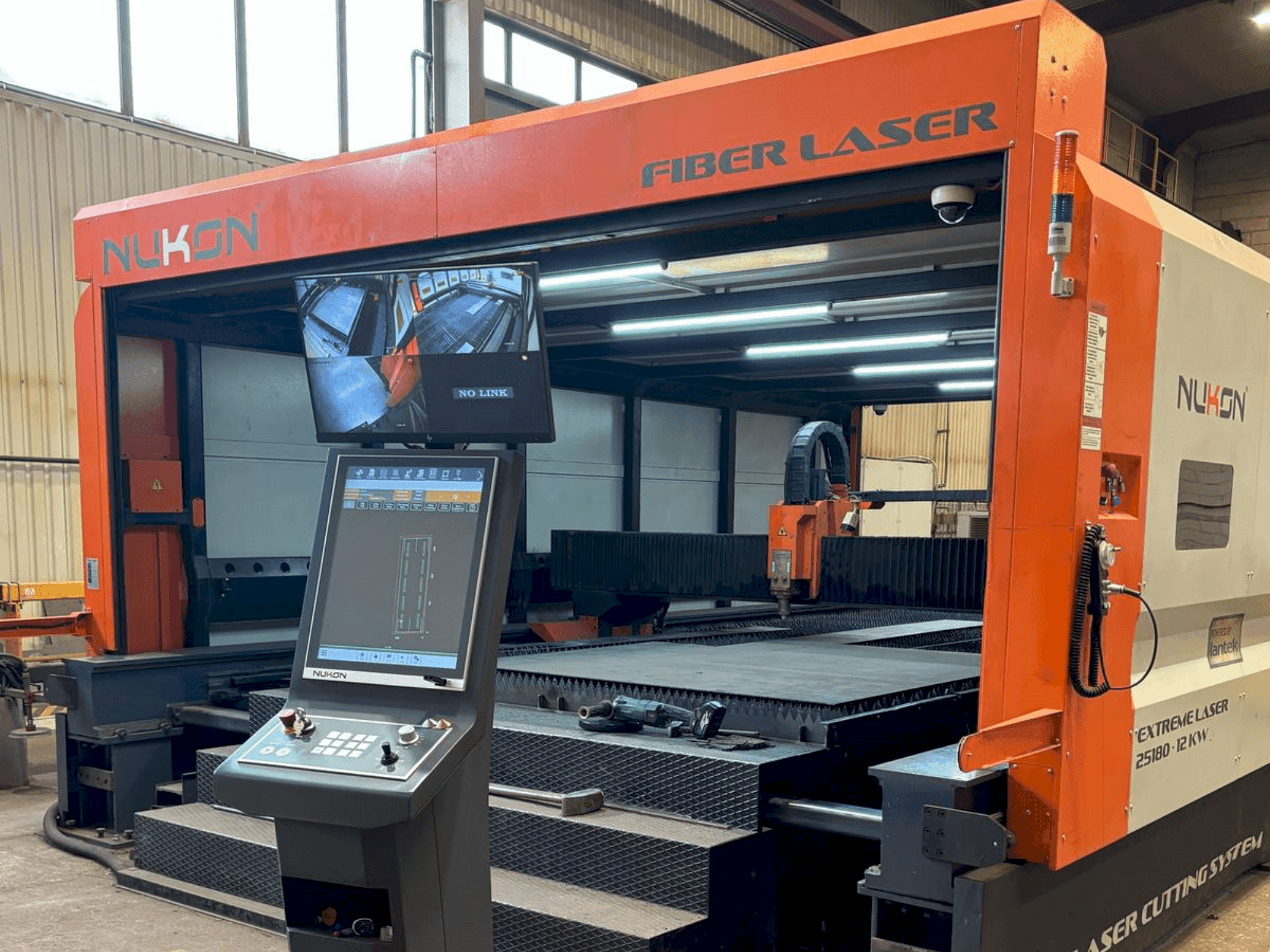 Frontansicht der NUKON Fiber Laser Extreme 30250  Maschine
