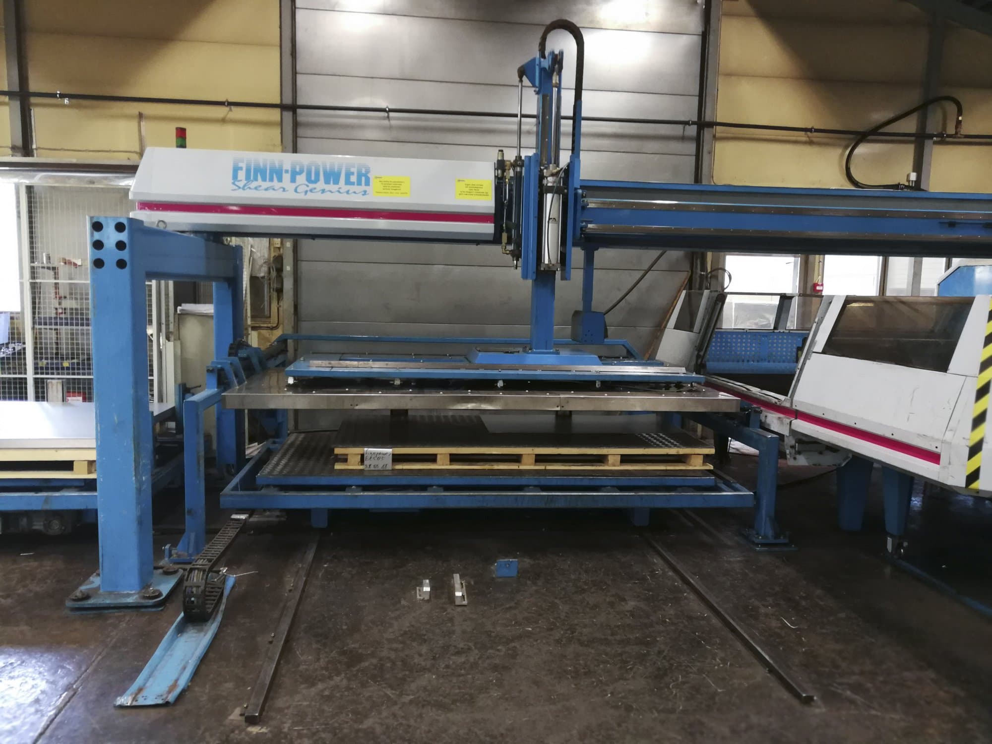 Frontansicht 1 der Finn-Power TRS 6 SBU Maschine