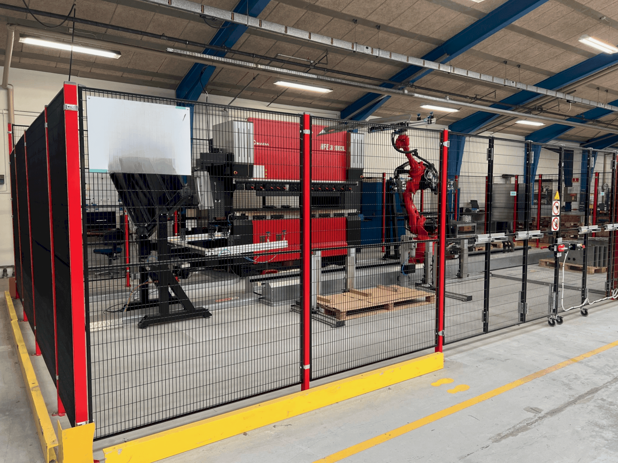 Frontansicht der AMADA HFE3i 1003 8 axes L  Maschine