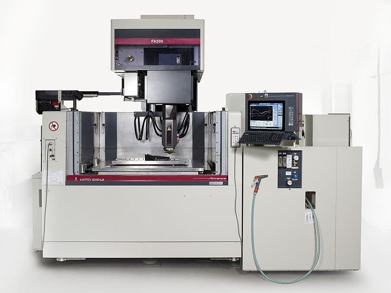 Frontansicht der Mitsubishi FA 30S Advance  Maschine