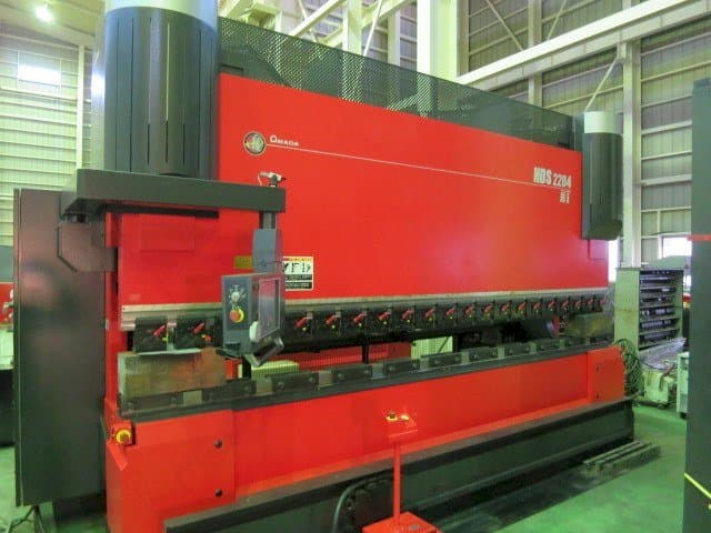 Linke Seitenansicht der AMADA HDS 2204NT  Maschine