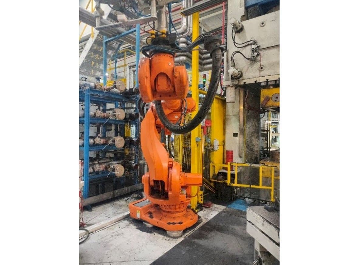 Frontansicht der ABB IRC5 M2004  Maschine