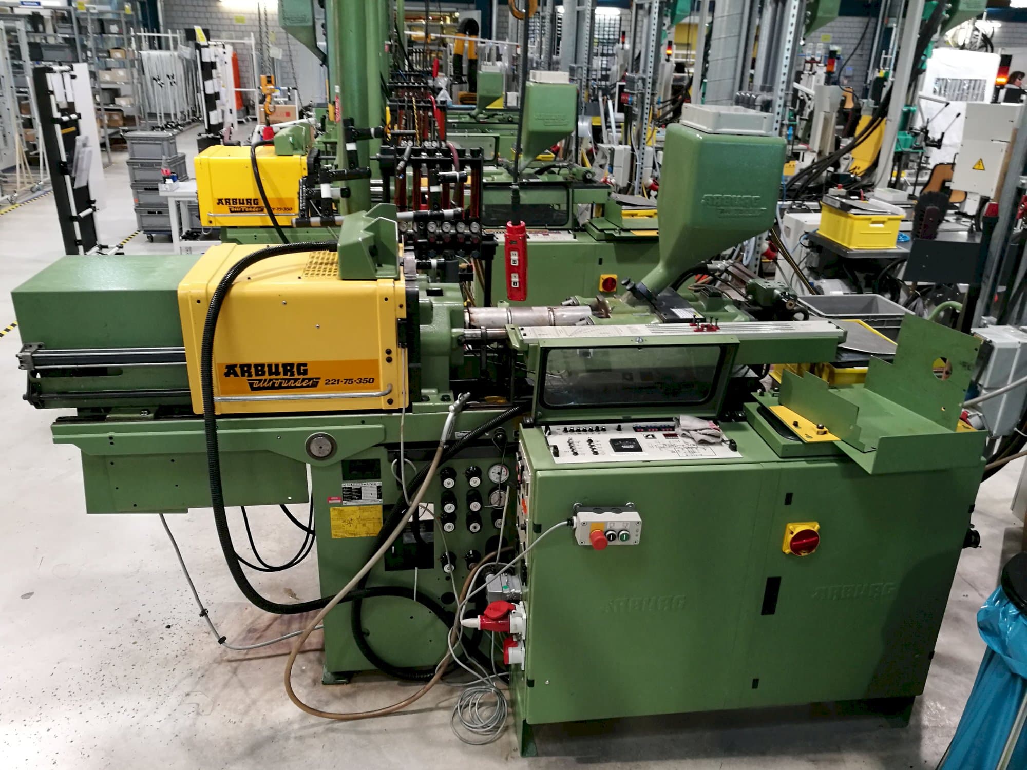 Rechte Seitenansicht der Arburg Allrounder 221-75-350 Maschine