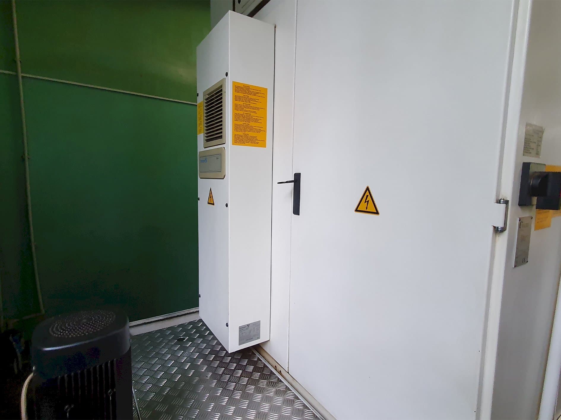 Rückansicht der Walter Helitronic Power  Maschine