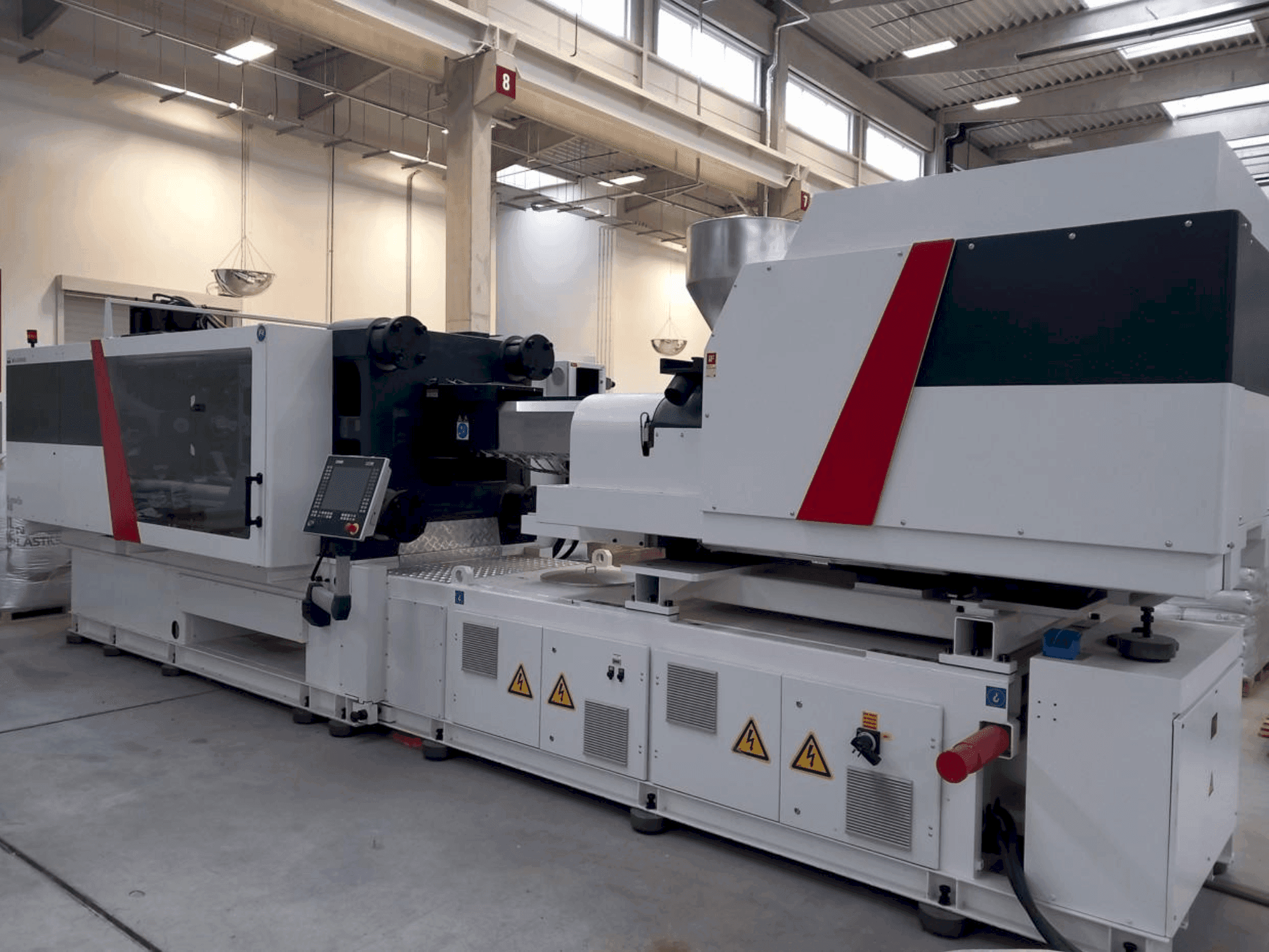 Frontansicht der Milacron Elektron Evo 450  Maschine