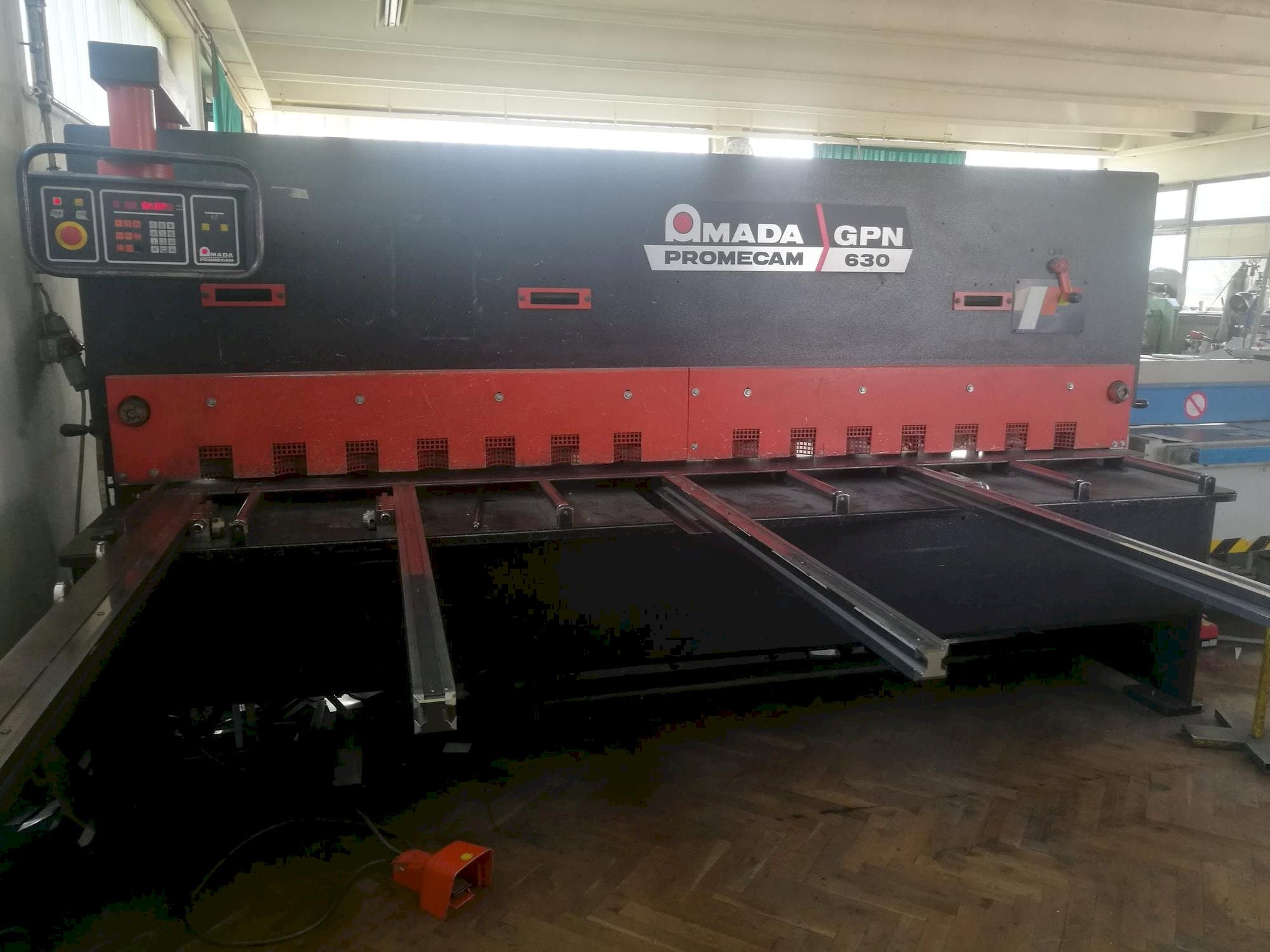 Frontansicht der AMADA Promecam GPN 630  Maschine