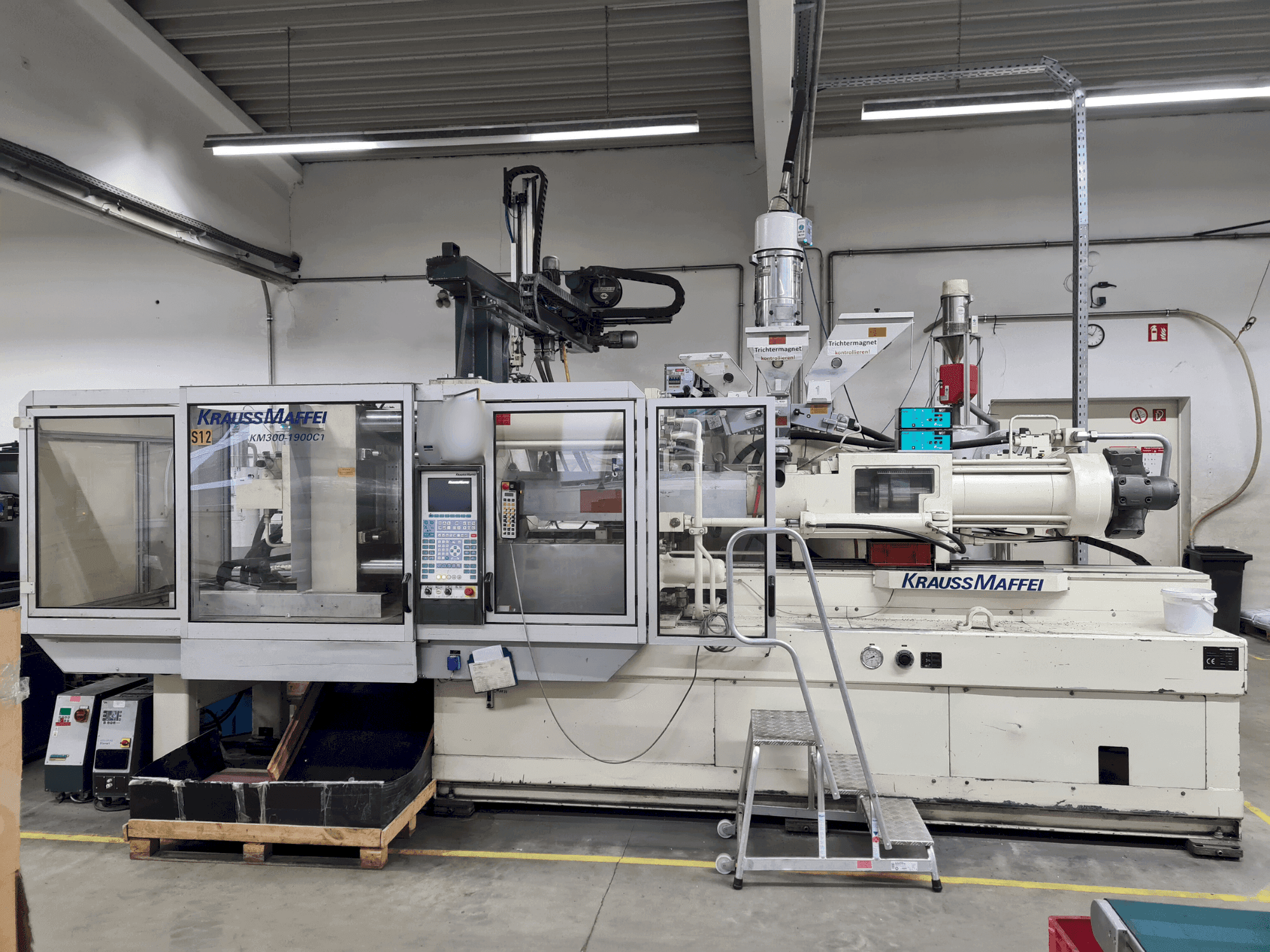 Frontansicht der Krauss Maffei 300-1900 C1  Maschine