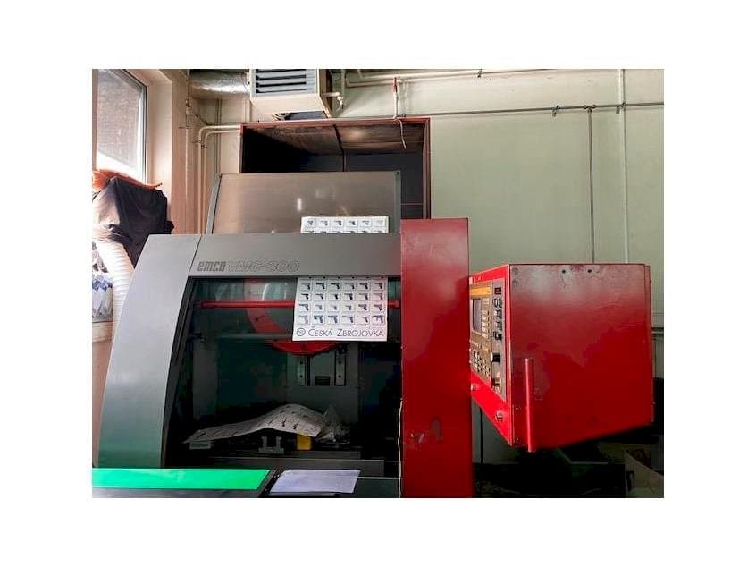 Frontansicht der EMCO VMC 300 Maschine