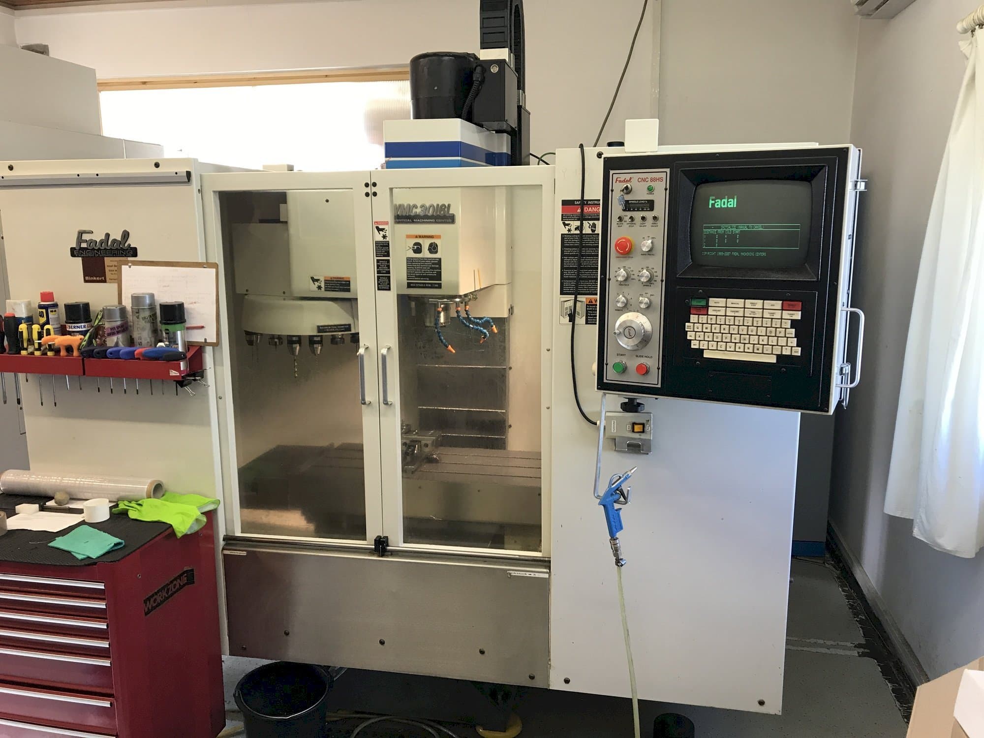 Frontansicht der FADAL VMC 3016 L  Maschine