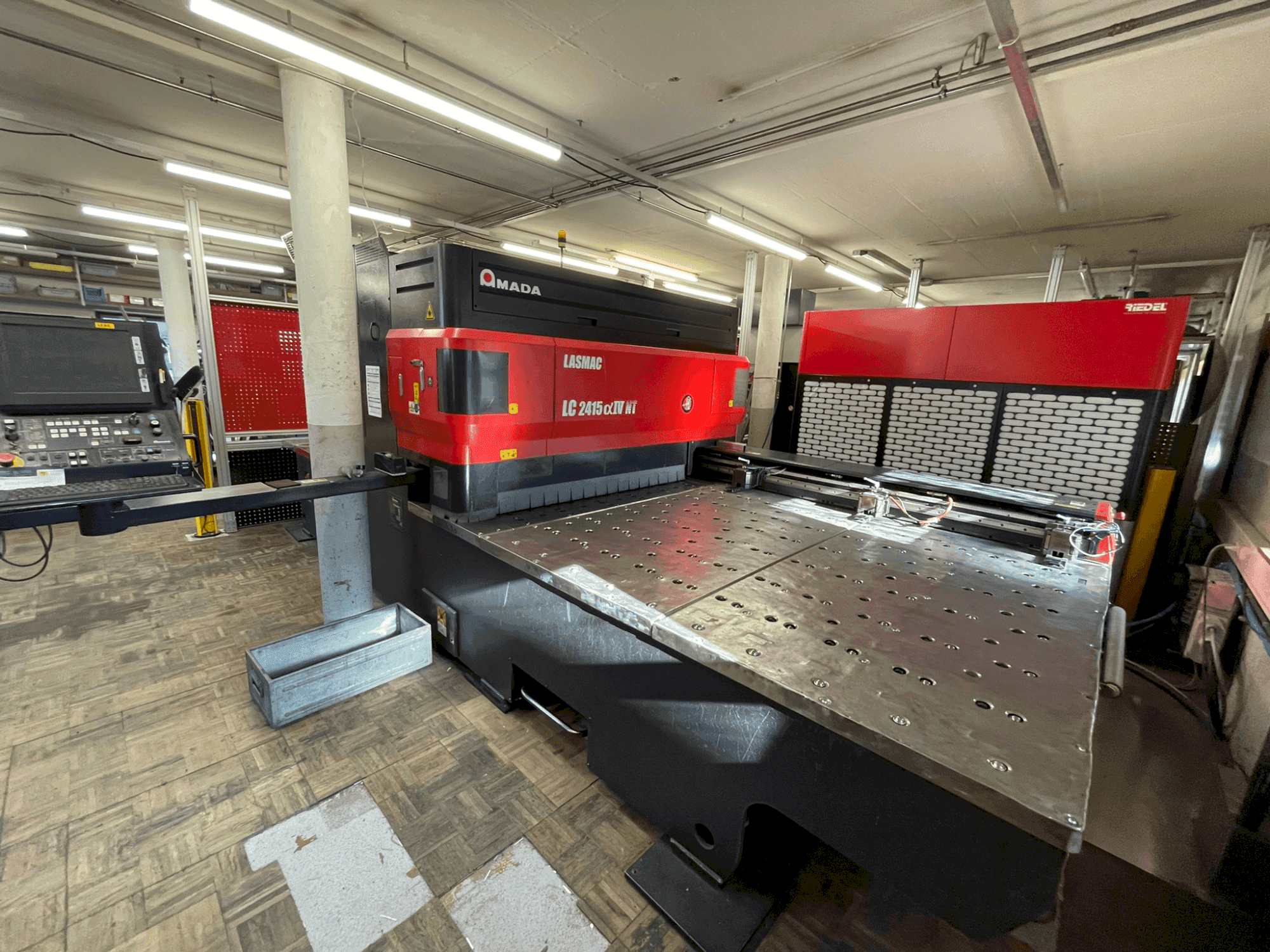 Frontansicht der AMADA LC 2415 α-IV NT  Maschine