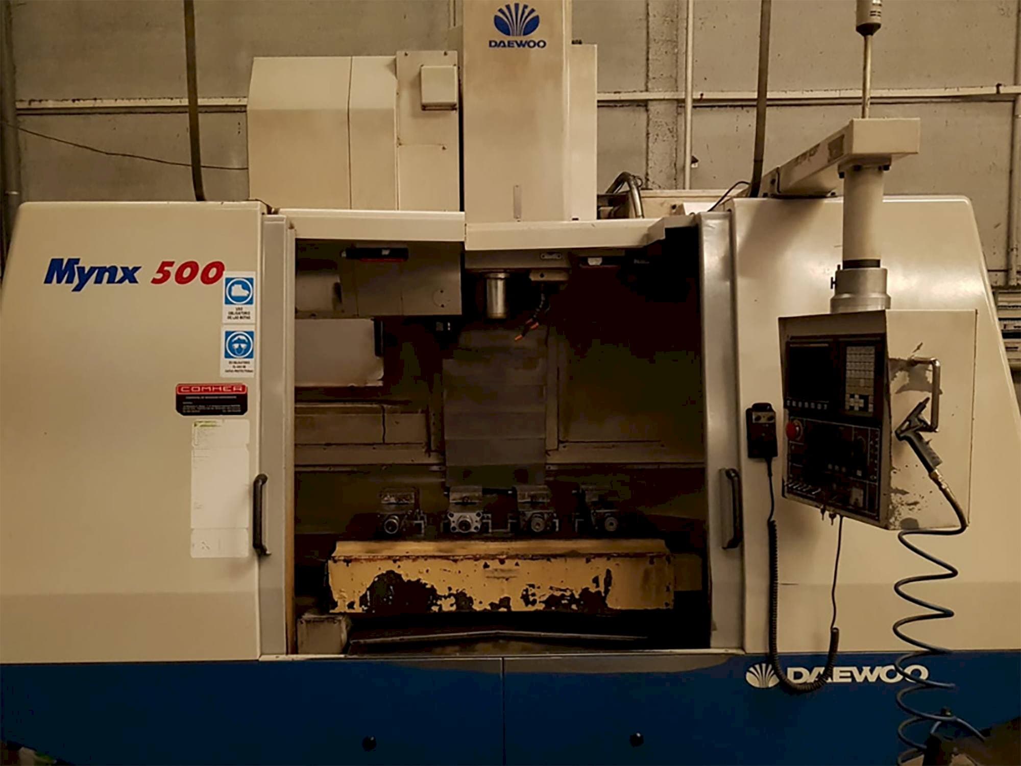 Frontansicht der DAEWOO MYNX 500 Maschine