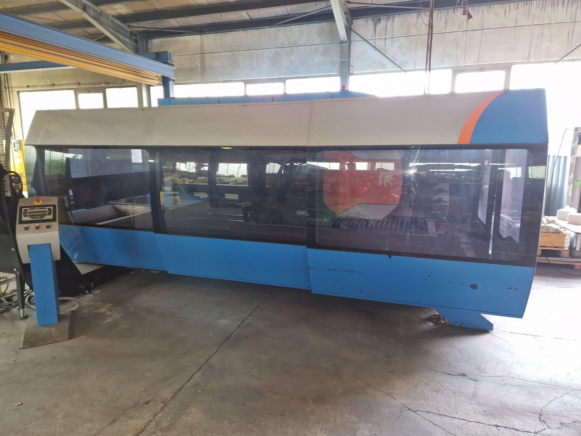 Frontansicht der Prima Power CP 4000 Zaphiro  Maschine