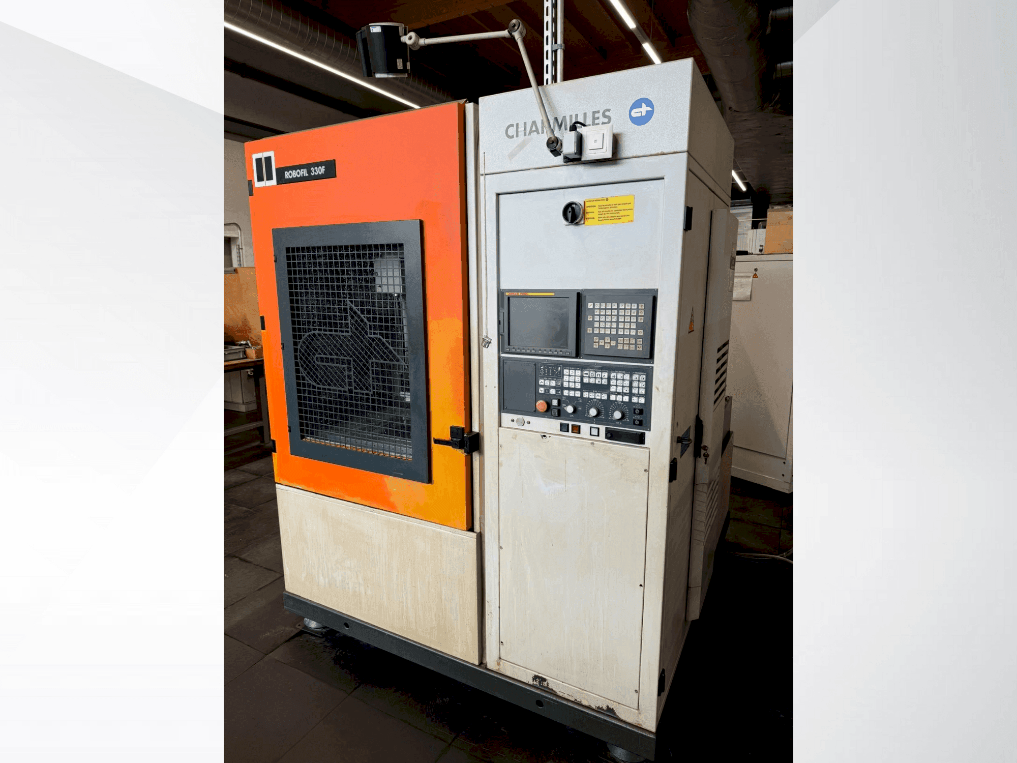 Frontansicht der CHARMILLES Robofil 330F  Maschine