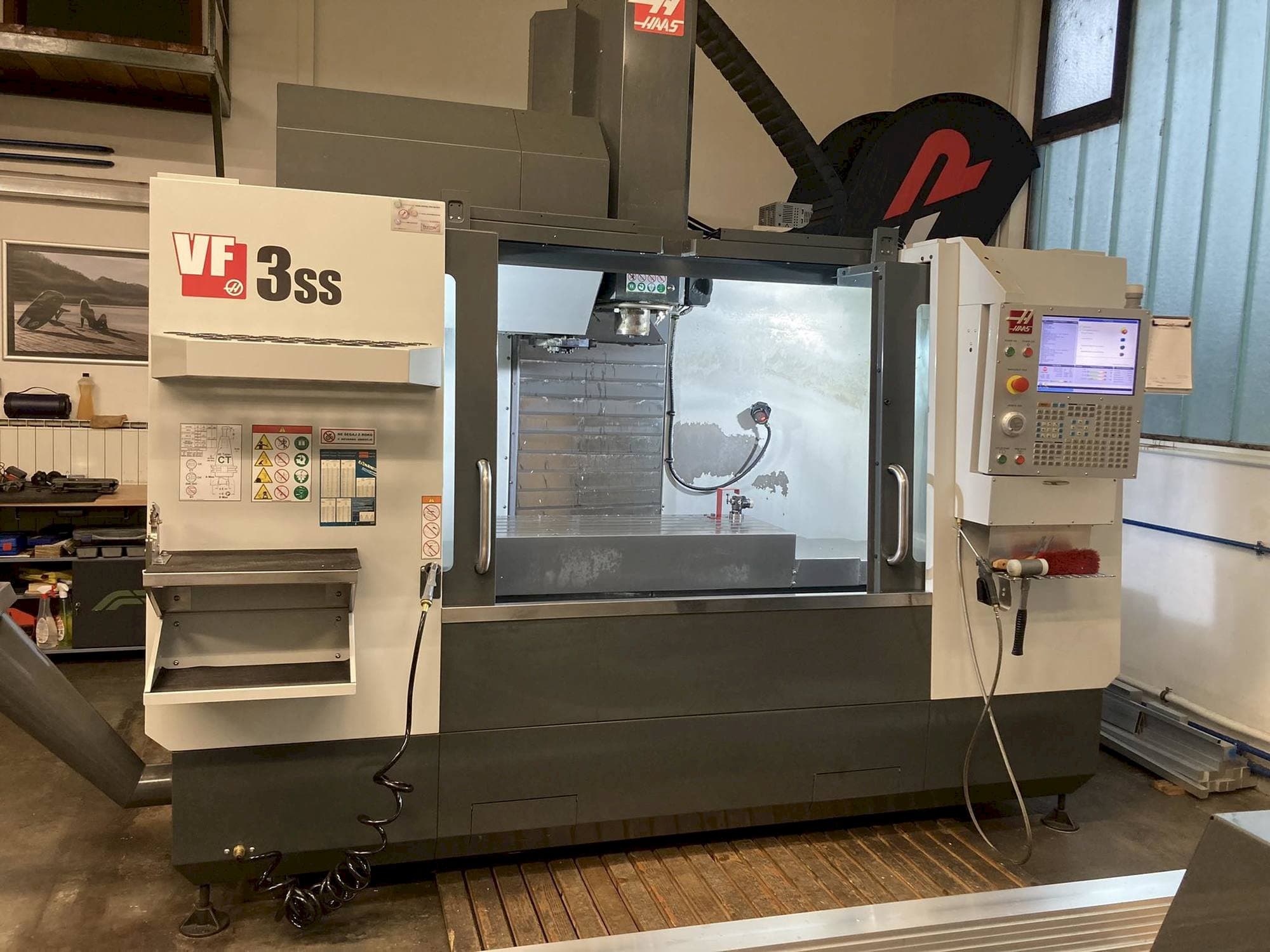Frontansicht der HAAS VF 3 SS  Maschine