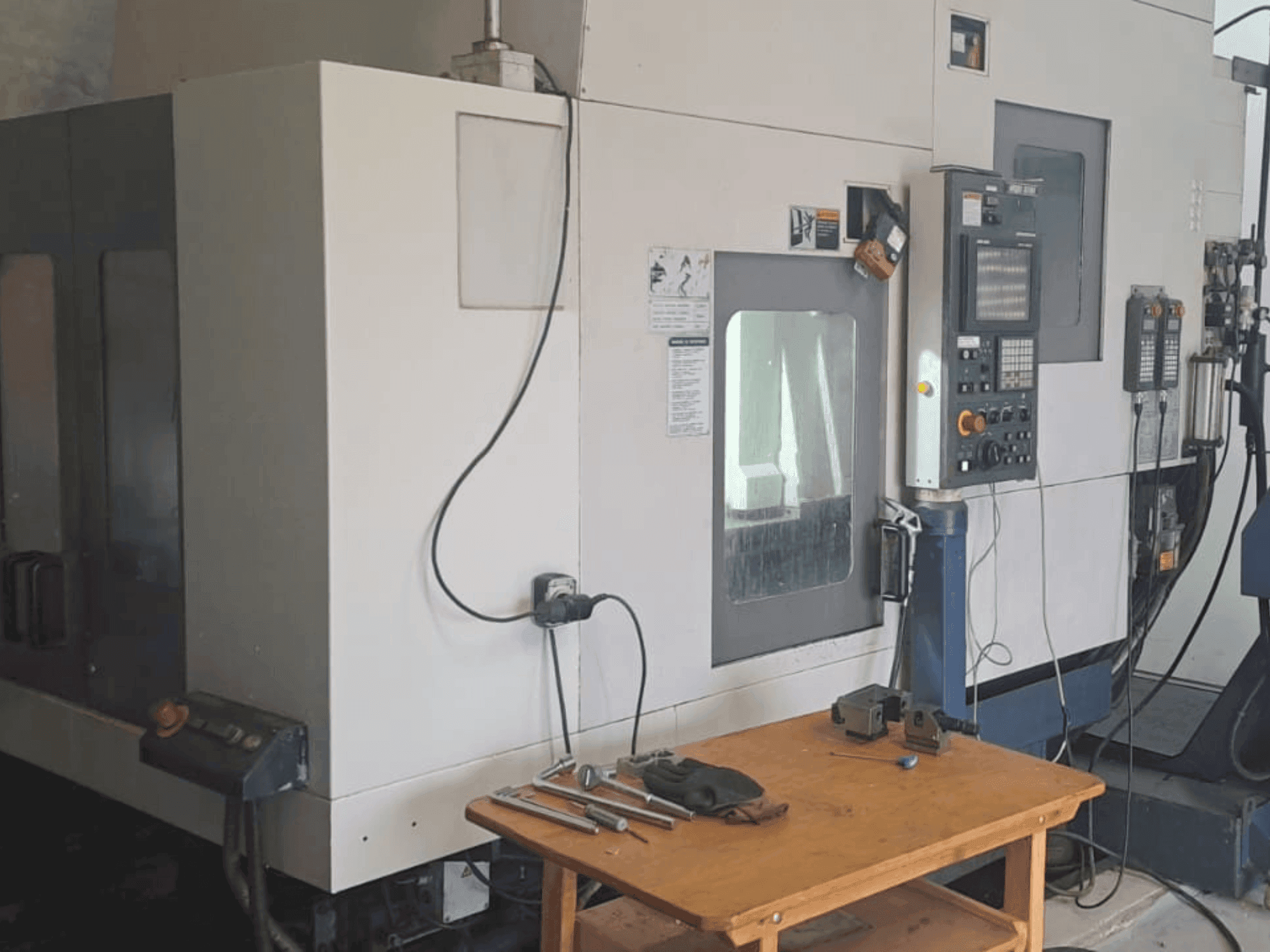 Frontansicht der MORI SEIKI CV-500  Maschine