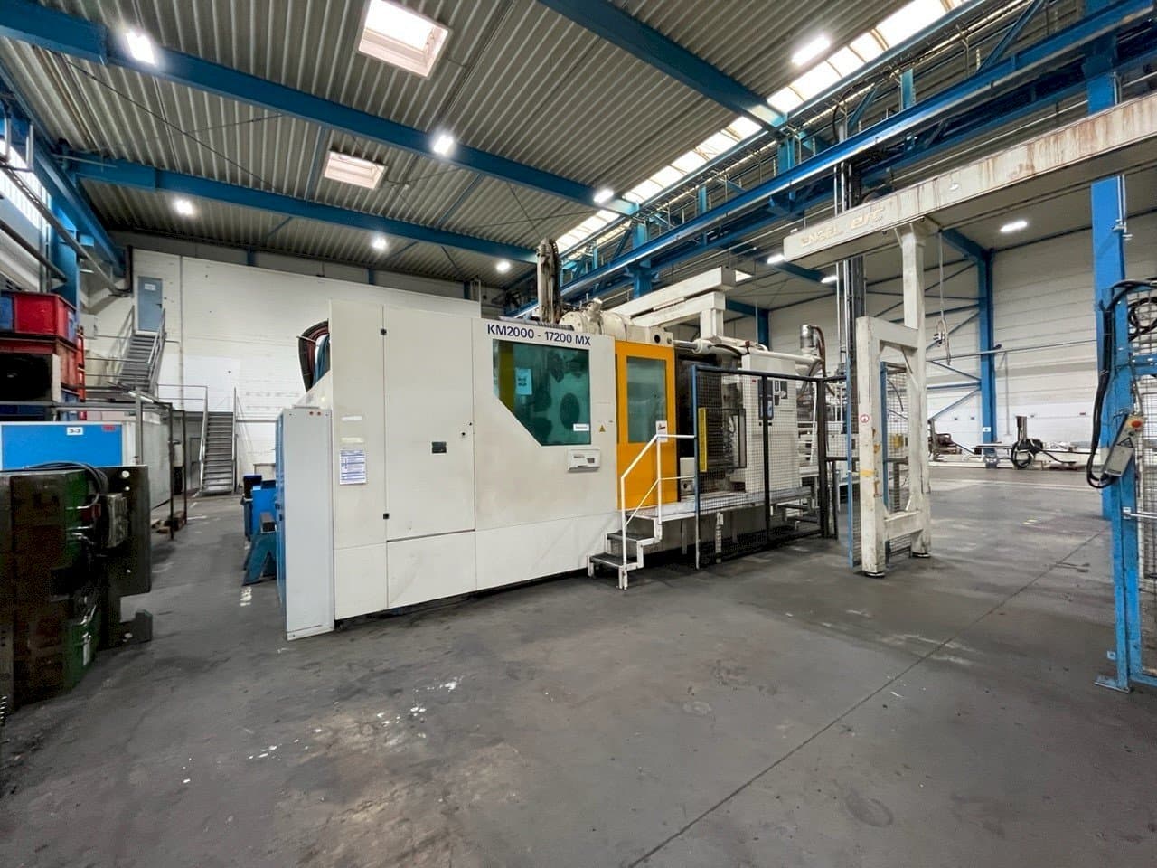 Frontansicht der Krauss Maffei KM 2000 17200 MX  Maschine