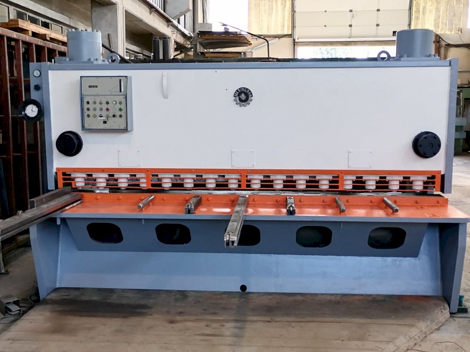 Frontansicht der Jelšingrad MVCS 3100/13  Maschine