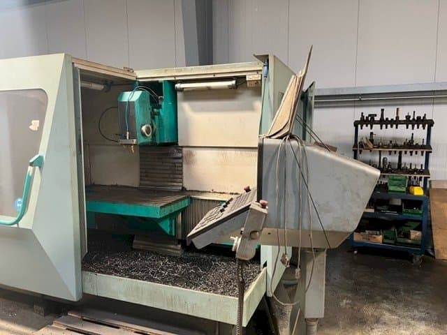 Frontansicht der DECKEL FP 4-60 Maschine