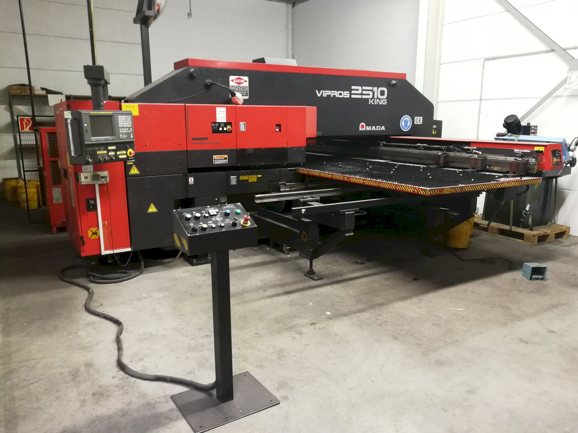 Frontansicht der AMADA Vipros 2510 King Maschine