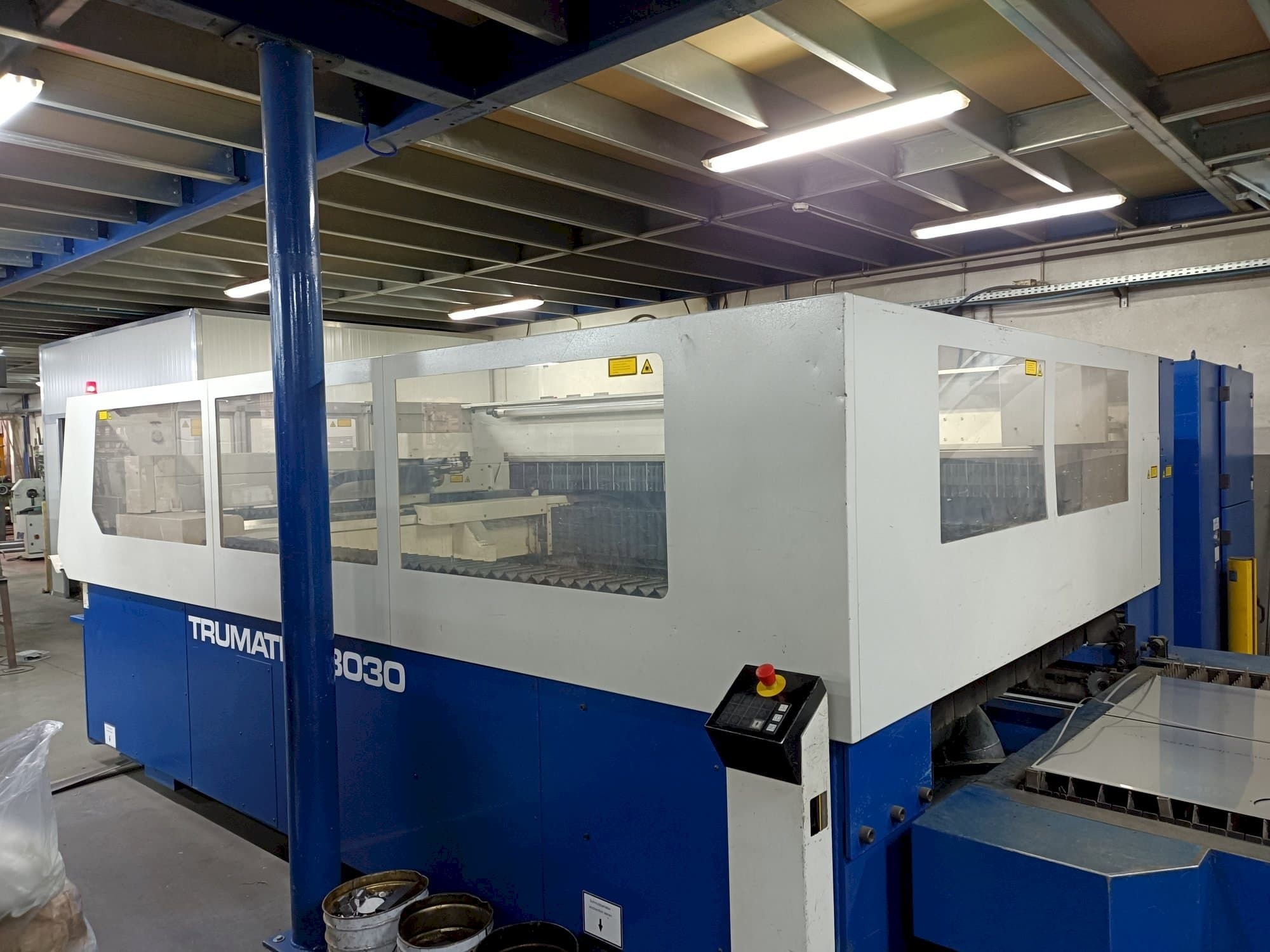 Frontansicht der Trumpf Trumatic L3030  Maschine