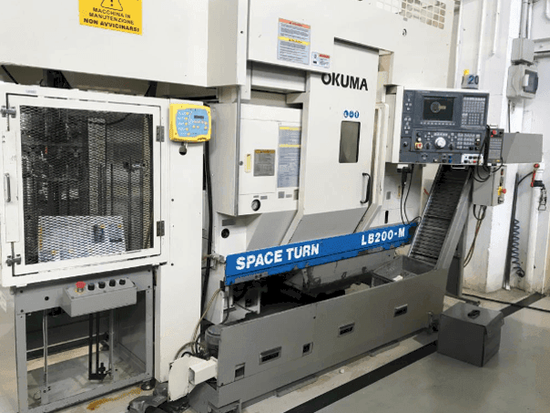Frontansicht der Okuma LB 200 M  Maschine