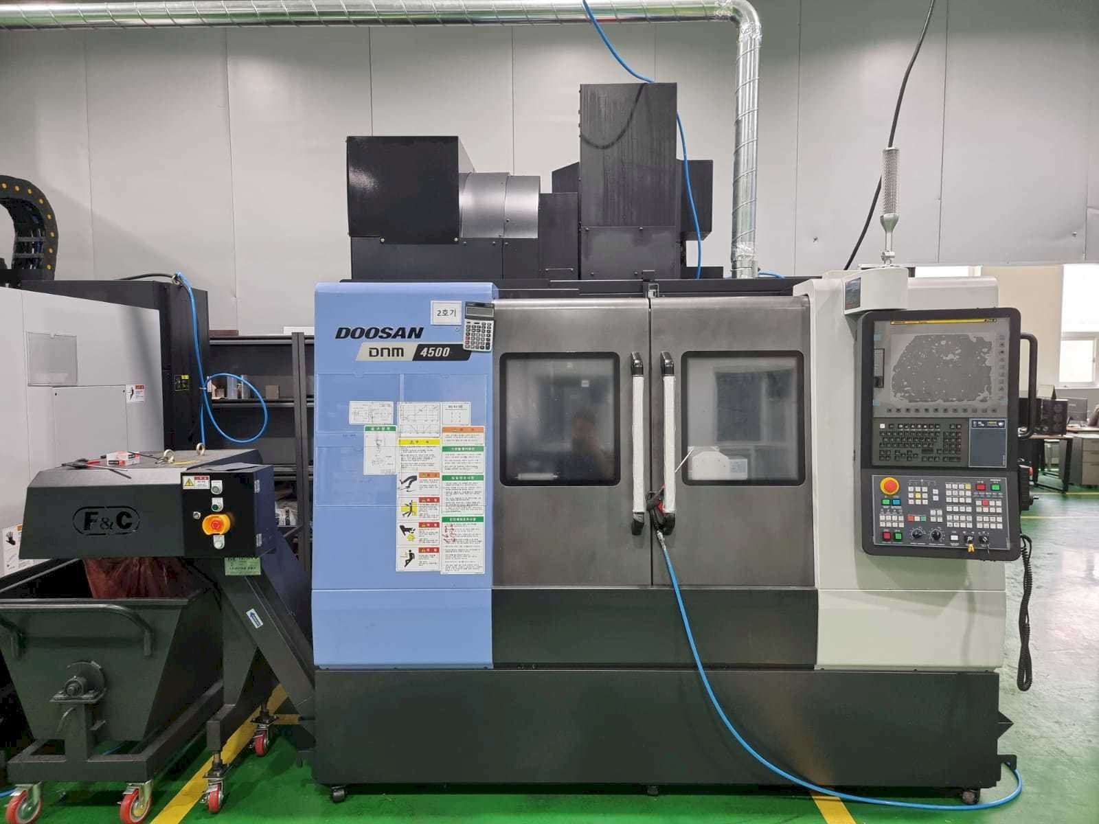 Frontansicht der Doosan DNM 4500  Maschine