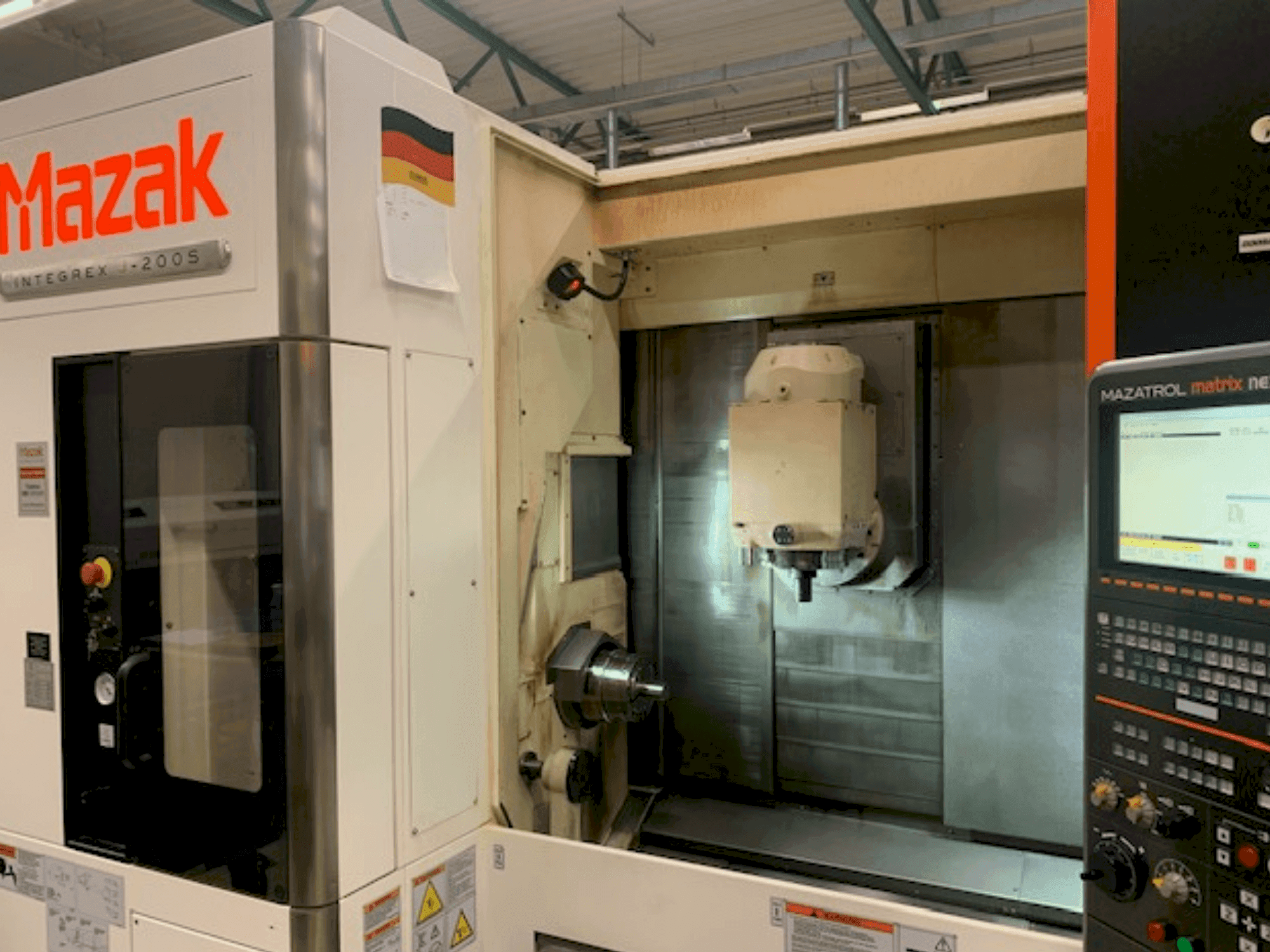 Frontansicht der Mazak INTEGREX J-200 S  Maschine