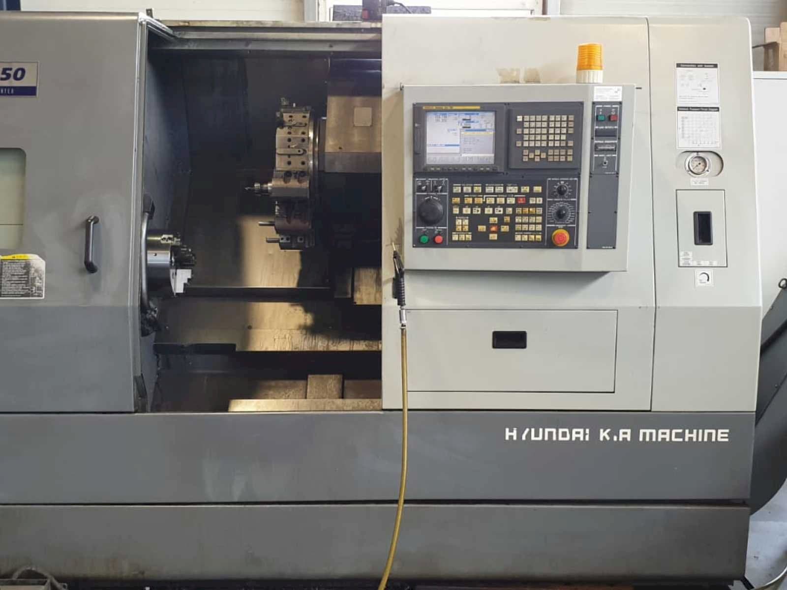 Frontansicht der Hyundai Kia SKT250  Maschine