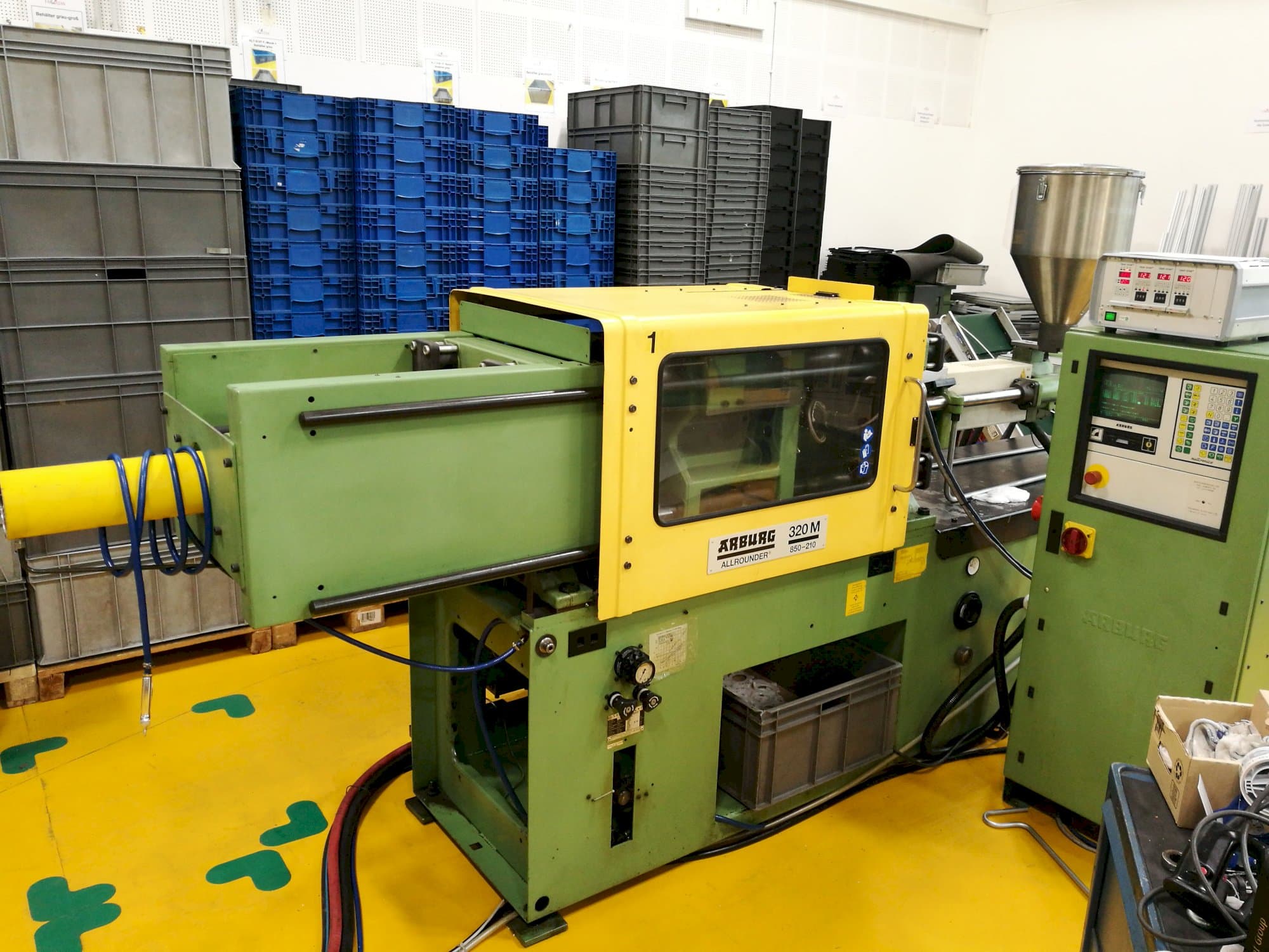 Linke Ansicht der Arburg 320 M 850-210 Maschine