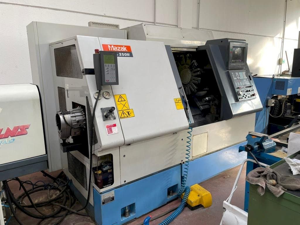 Frontansicht der Mazak SQT 250M  Maschine