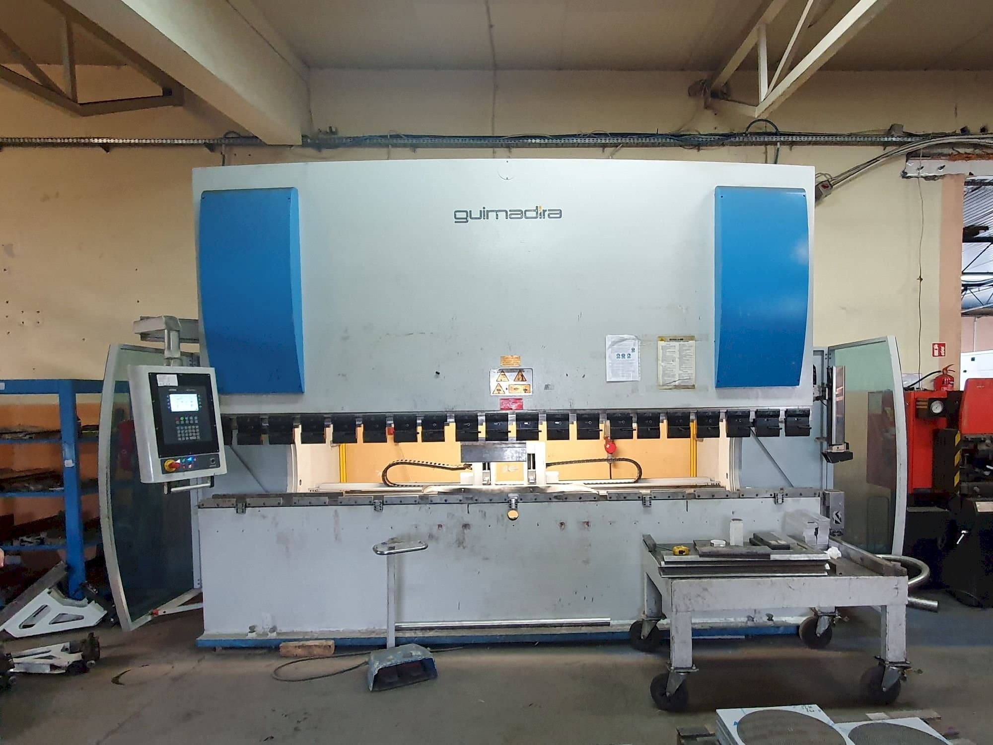 Frontansicht der ADIRA PMO-16040PLS  Maschine