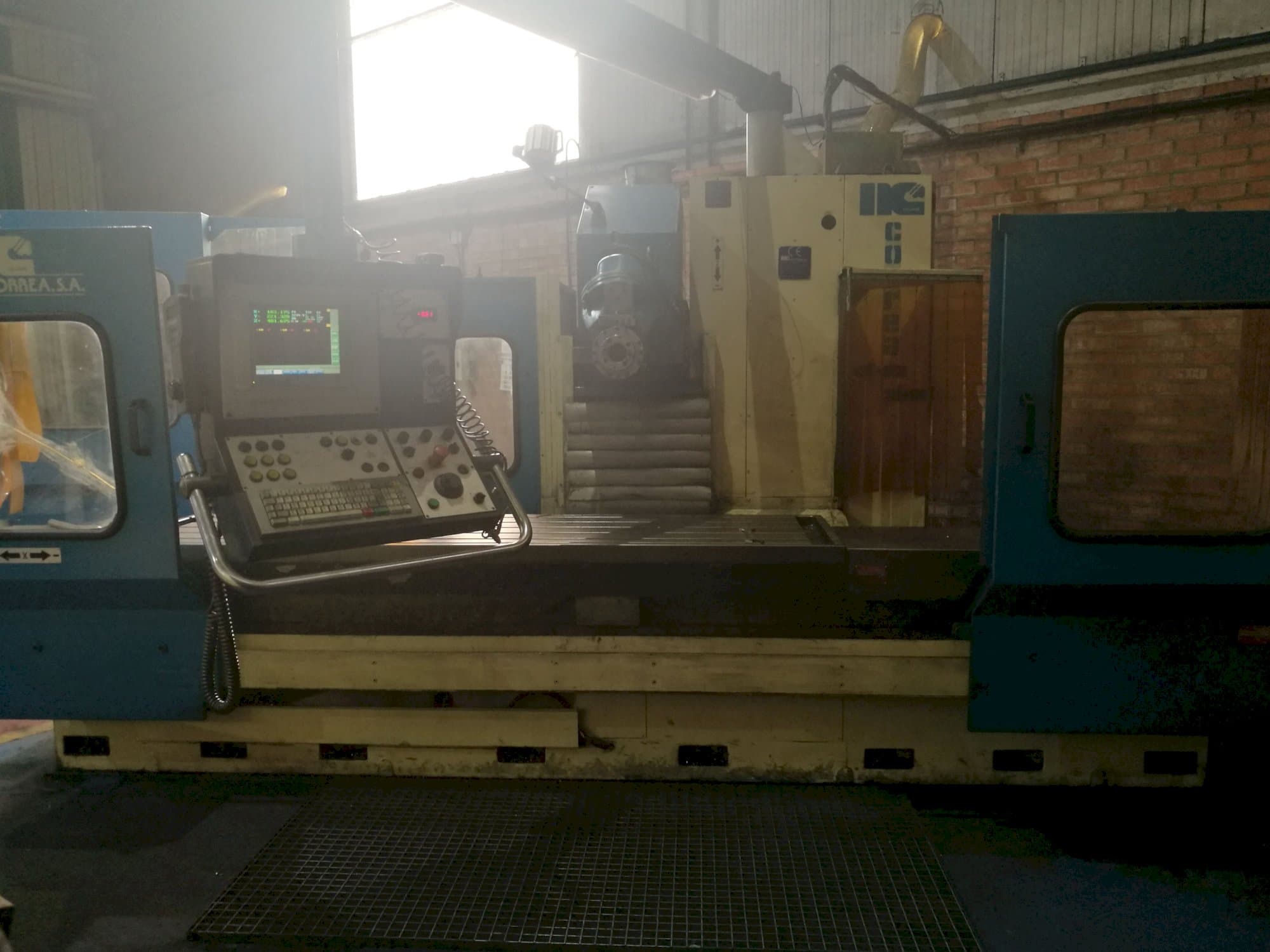 Frontansicht der Correa CF 22/25 Maschine