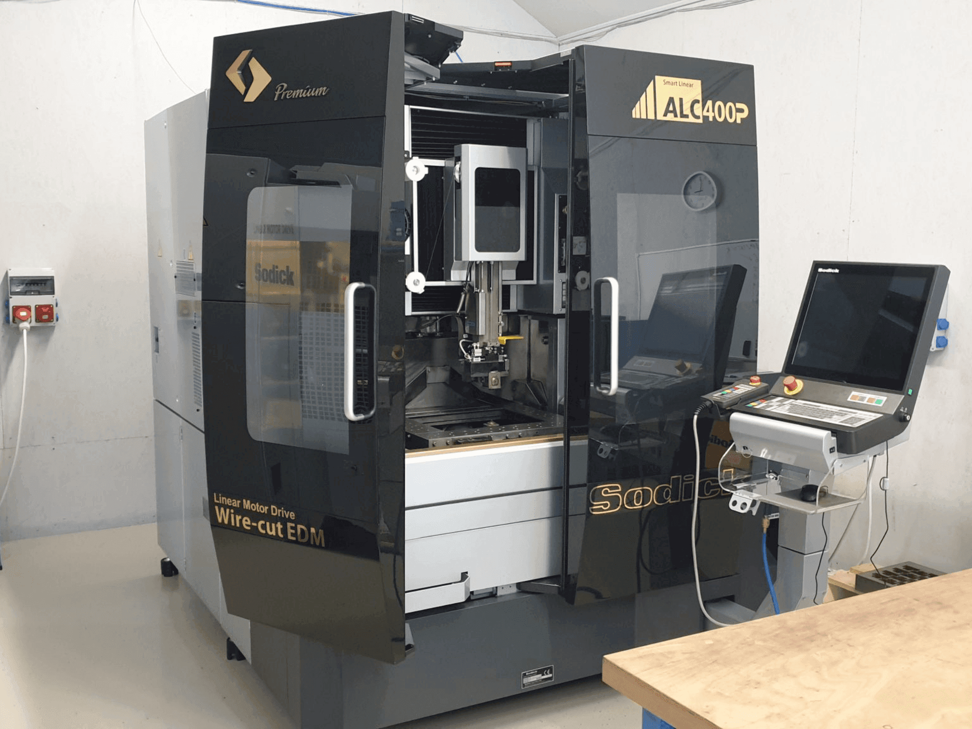 Frontansicht der Sodick SODICK ALC400P  Maschine