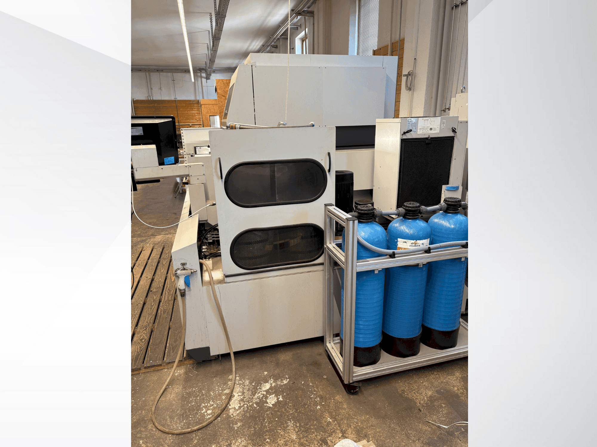 Frontansicht der Mitsubishi MV2400S  Maschine