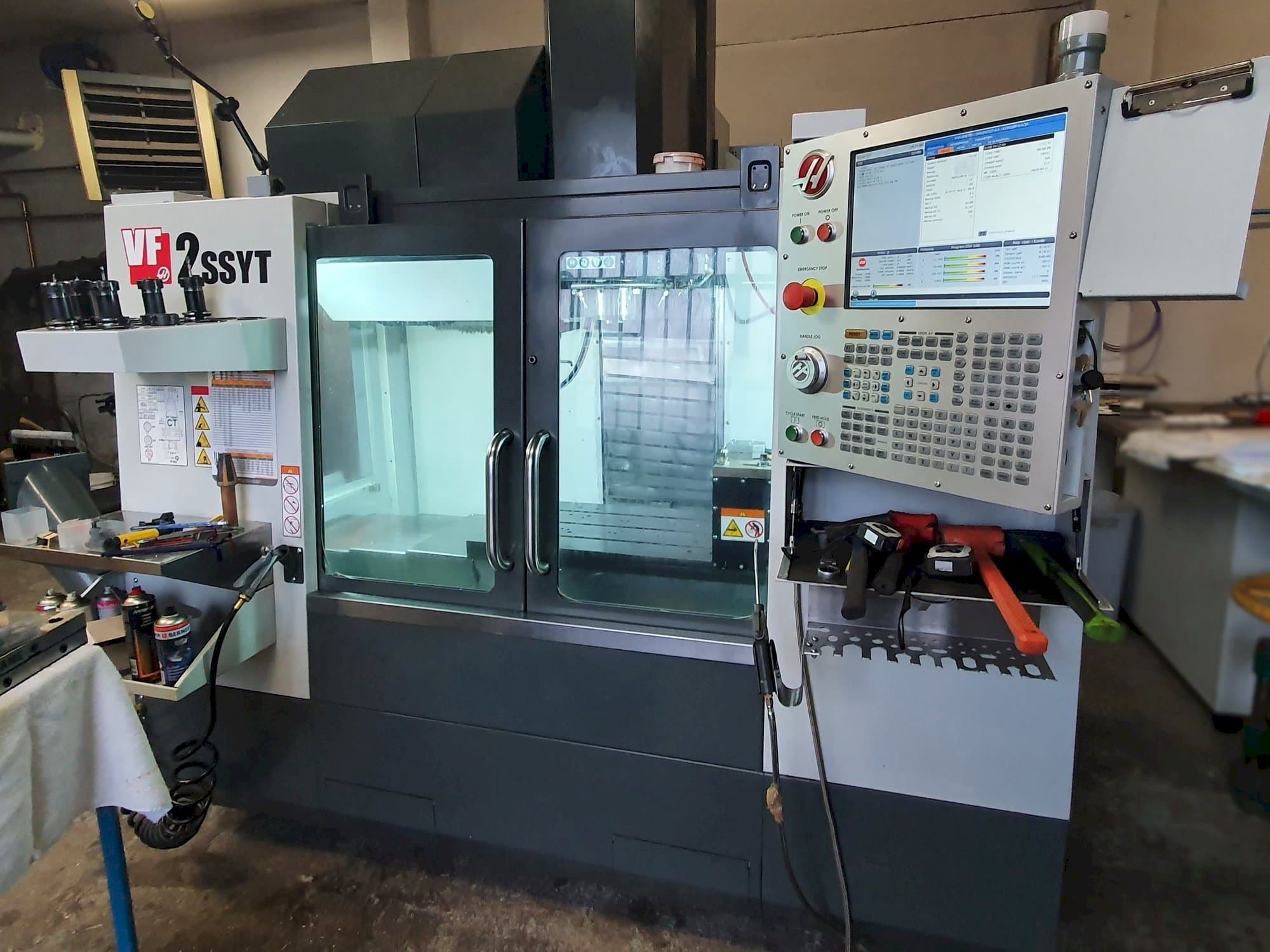 Frontansicht der HAAS VF-2SSYT  Maschine