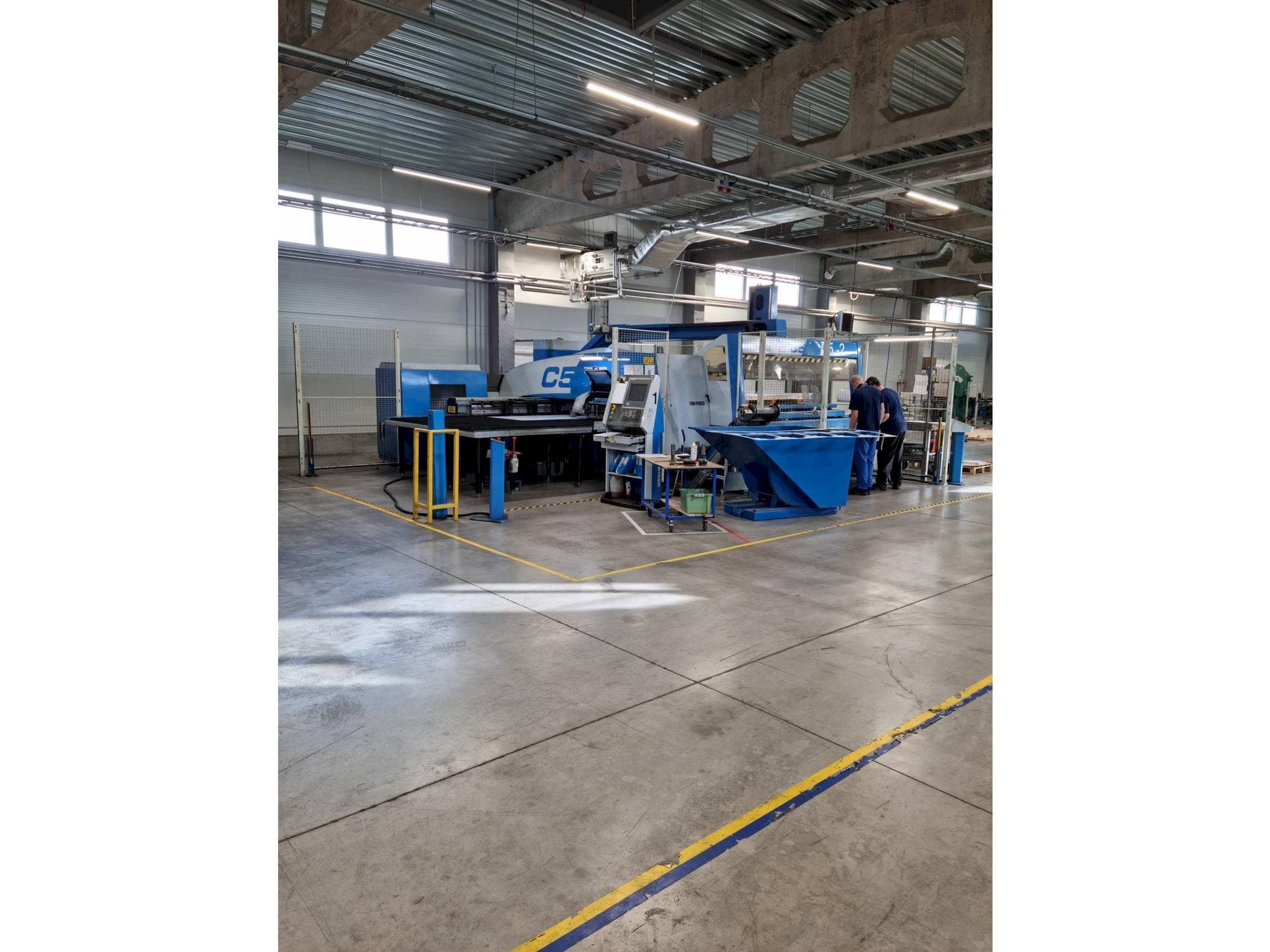 Linke Seitenansicht der Finn-Power C5 + Compact Express  Maschine