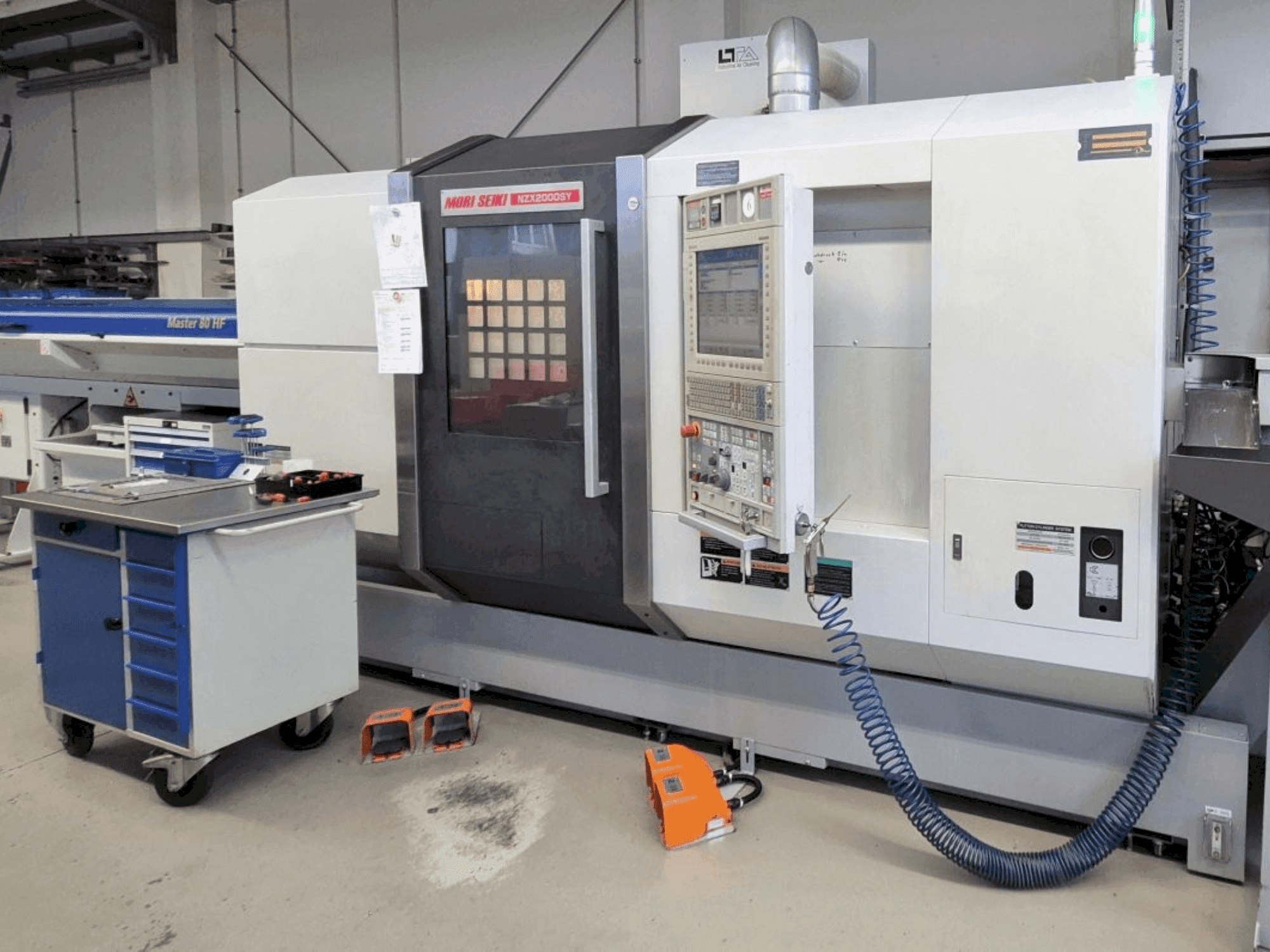 Frontansicht der MORI SEIKI NZX2000/800SY  Maschine
