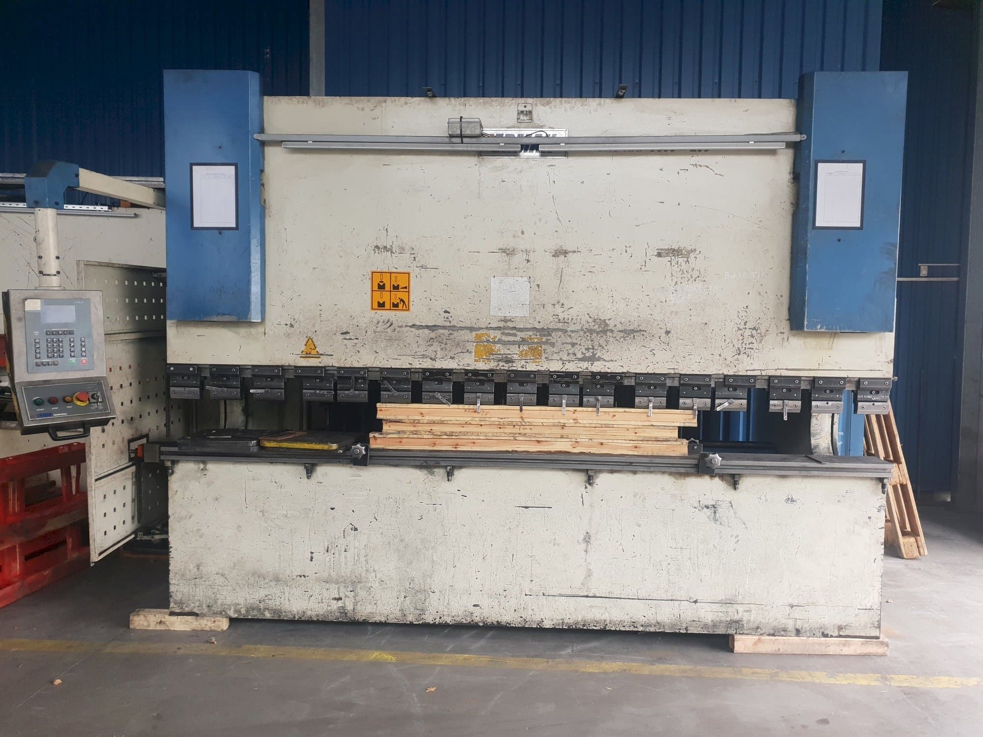 Frontansicht der ERMAK CNCHAP 3600x200  Maschine