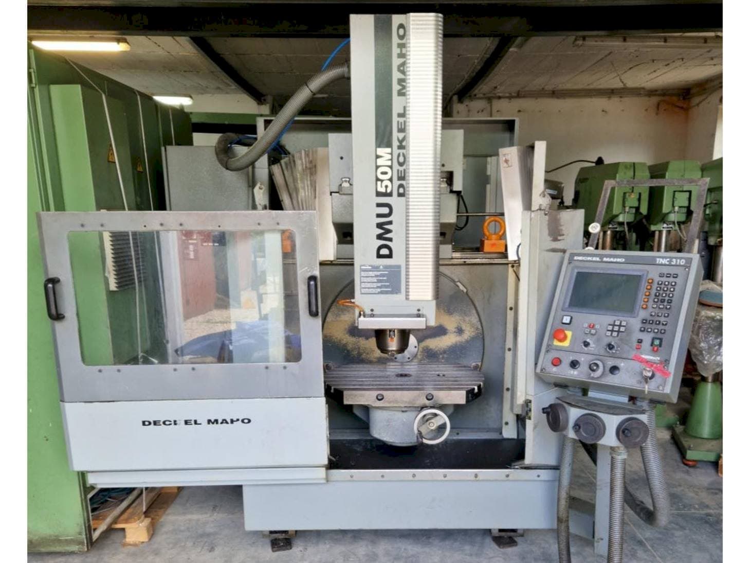 Frontansicht der DECKEL MAHO DMU 50M  Maschine