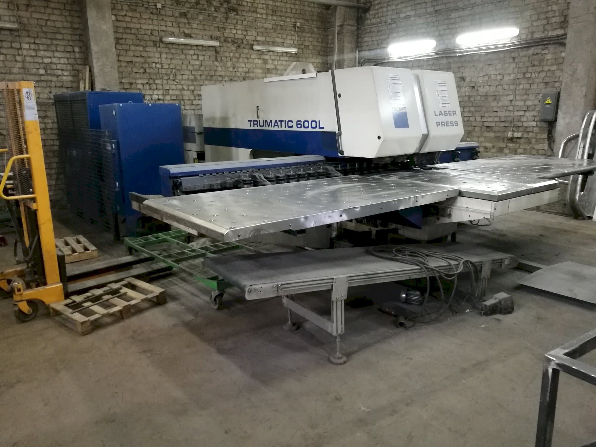 Frontansicht der Trumpf Trumatic 600L  Maschine
