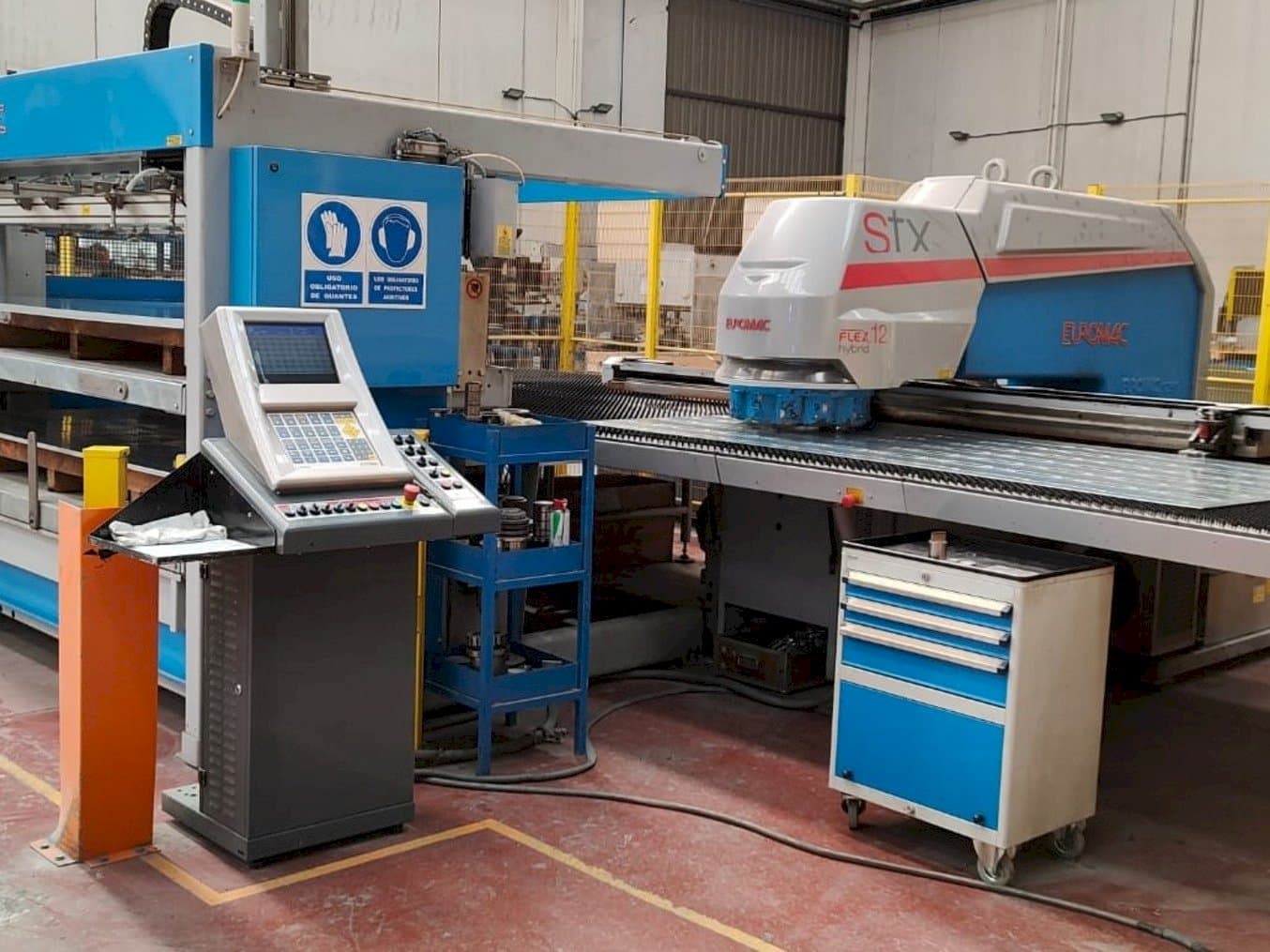 Frontansicht der Euromac STX Plus 1250/30-2500 Flex 12 Hybrid  Maschine