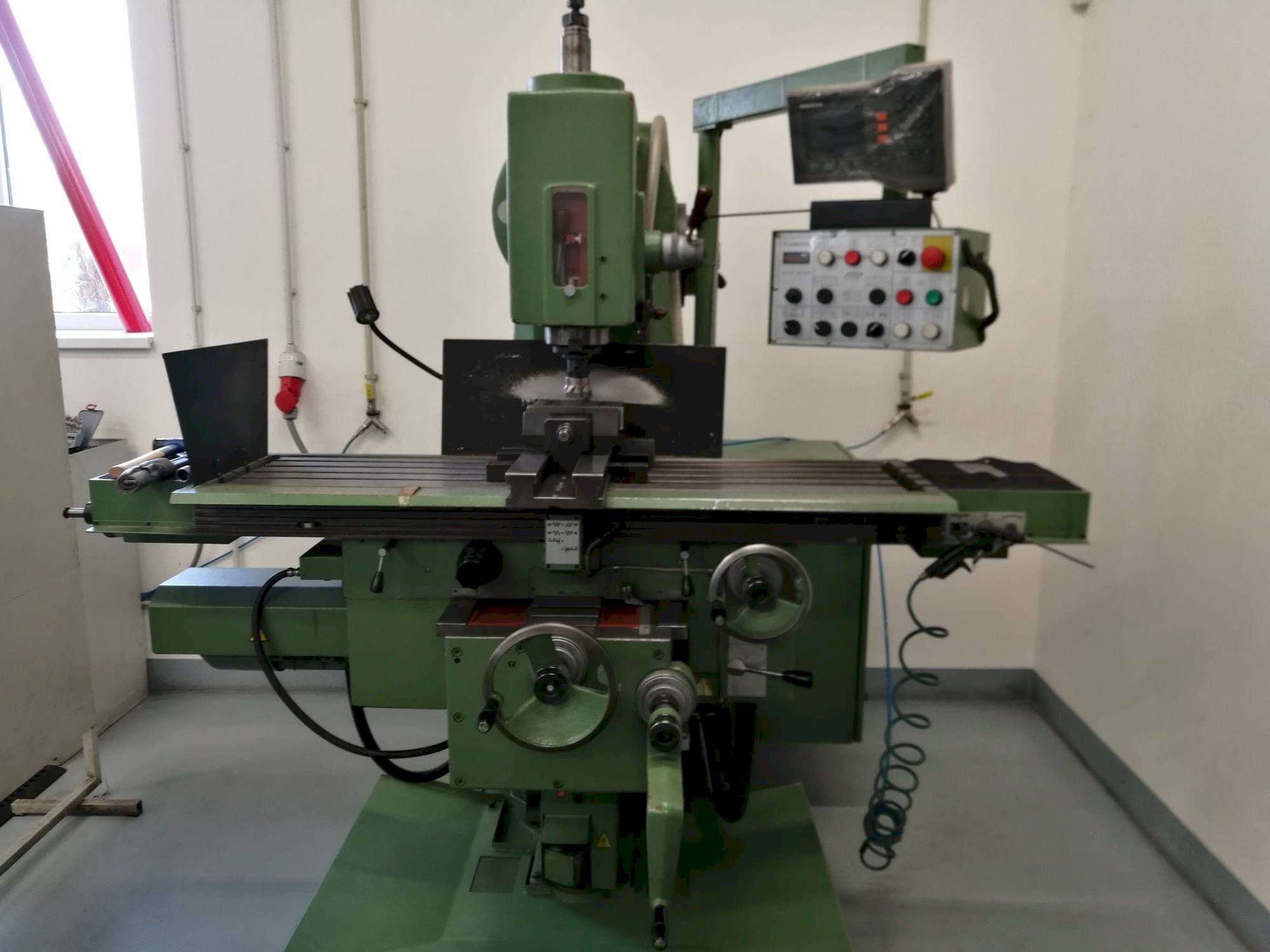 Frontansicht der TOS FGV 32  Maschine