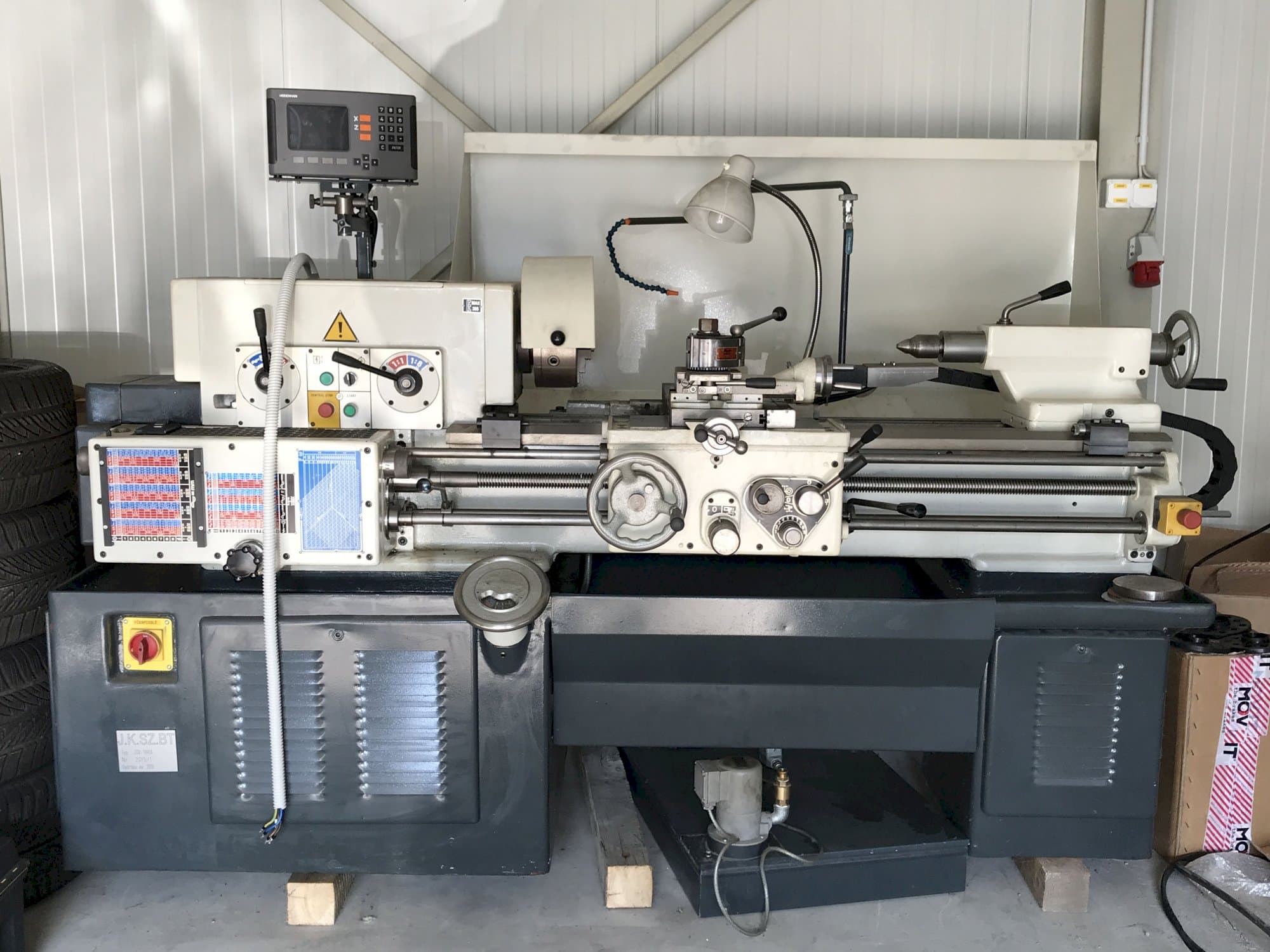 Frontansicht der TOS JSV-18RA Maschine