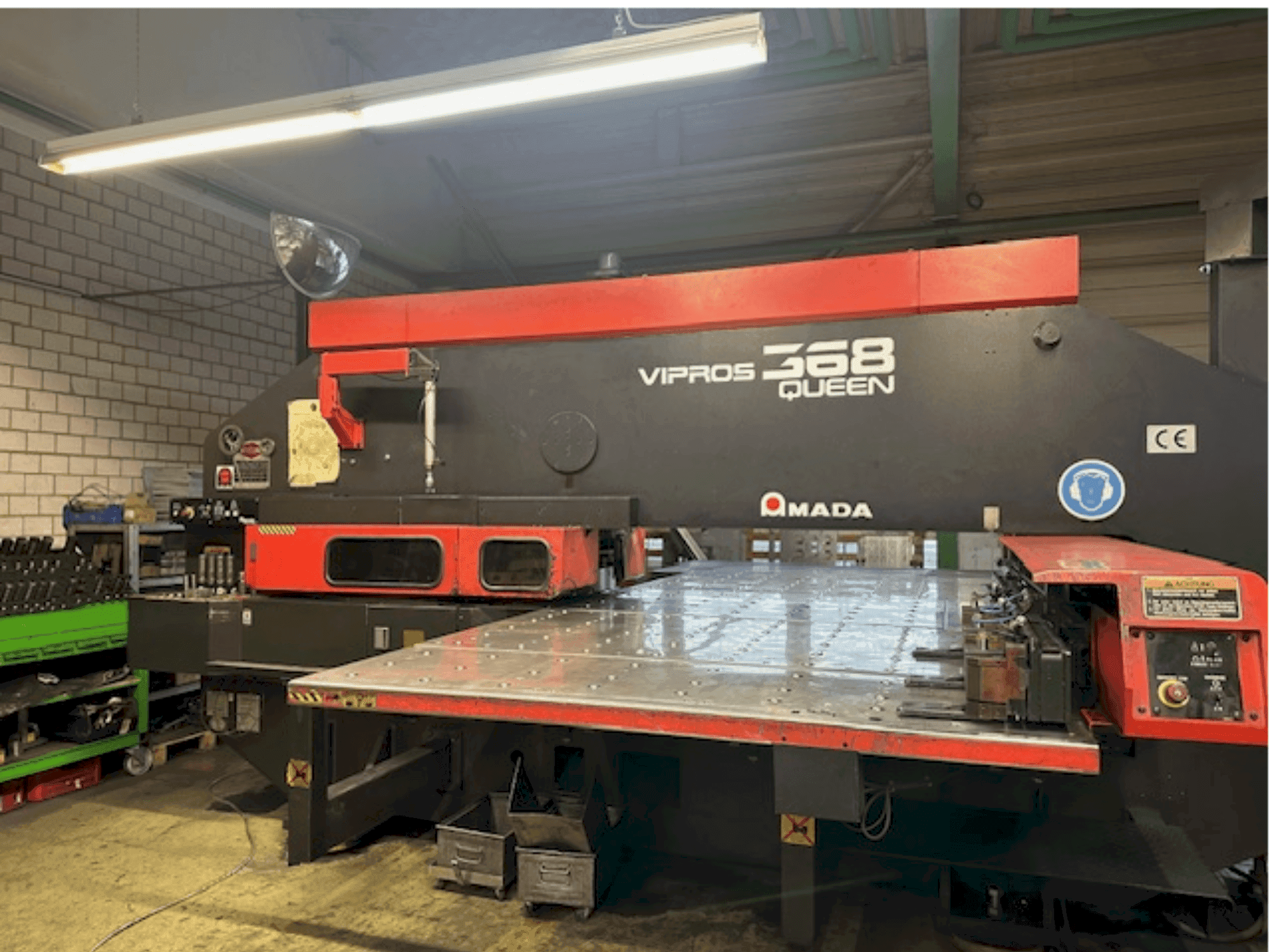 Frontansicht der AMADA Vipros 368 Queen  Maschine